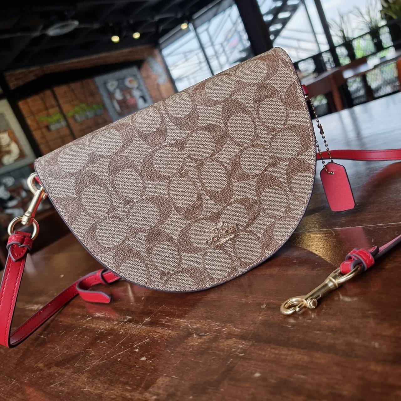 พร้อมส่งที่ไทยครบทั้ง6สีค่ะ 😘 Coach Ellen Crossbody In Signature ((C1432)) กระเป๋าทรงฮาฟมูนรูปทรงคลาสสิก ออกแบบให้มีลักษณะโค้งมน ไม่ดูเป็นทรงแข็งจนเกินไป ดีไซน์และสีของกระเป๋ายังเรียบง่าย เข้าได้กับทุกชุด สะพายครอสบอดี้ร์//สะพายข้าง หรือถือแบบคลัท