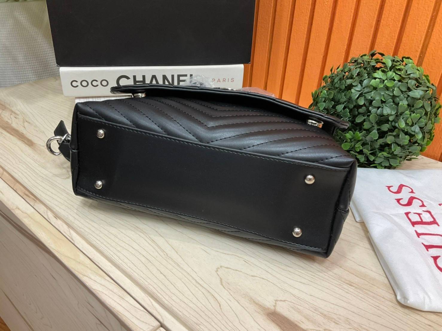 ของแท้ 💯% 】GUESS BLAKELY TOP HANDLE FLAP BAG กระเป๋สะพายรุ่นใหม่ล่าสุด รุ่นยอดนิยมสวยอยู่ทรง วัสดุหนังนิ่ม น้ำหนักเบา มีฐานกว้างตั้งอยู่ทรง ด้านหน้าประดับด้วยโลโก้แบรนด์สวยโดดเด่น