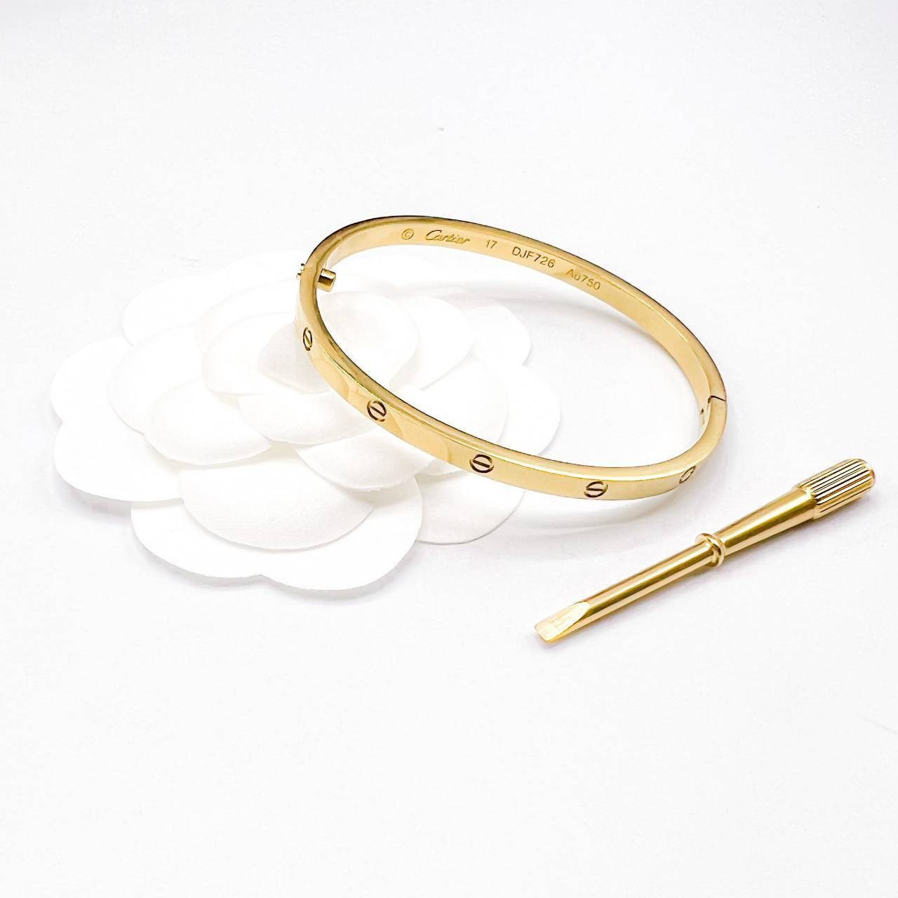 CARTIER LOVE BRACELET กำไลข้อมือคาเทียร์ Size 18 เกรดออริจินิล ปั้มทุกจุด มีเลขปั้มด้านใน วัสดุคุณภาพดี ไม่ลอกไม่ดำ พร้อมกล่องหนาตามแบบปั้มลายแบรนด์ ภาพสินค้าถ่ายจากงานขายจริง ใช้งานต่างประเทศได้