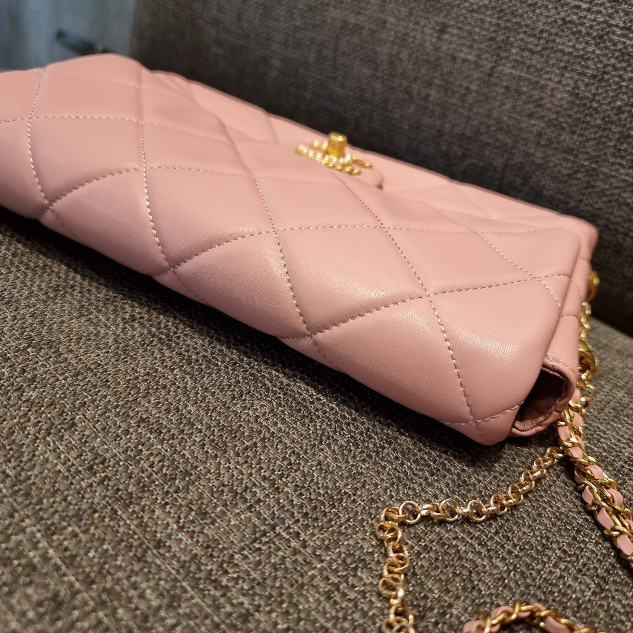 VIP 】สวยหรูพร้อมเสิร์ฟ!! กับไอเท็มสุดเลิฟจาก Chanel กระเป๋าสะพายที่สุดของความคุ้มค่า วัสดุหนังแกะนิ่มเต็มใบ เปิด-ปิดกระเป๋าด้วยตัวบิดล็อค ภายในกระเป๋าบุผ้าสวยหรู มีช่องโล่งกว้างจุของได้สบาย ใส่โทรศัพท์ กระเป๋าสตางค์ได้ มีช่องซิป 1 ช่อง ช่องย่อย 1 ช่อง ดีเ