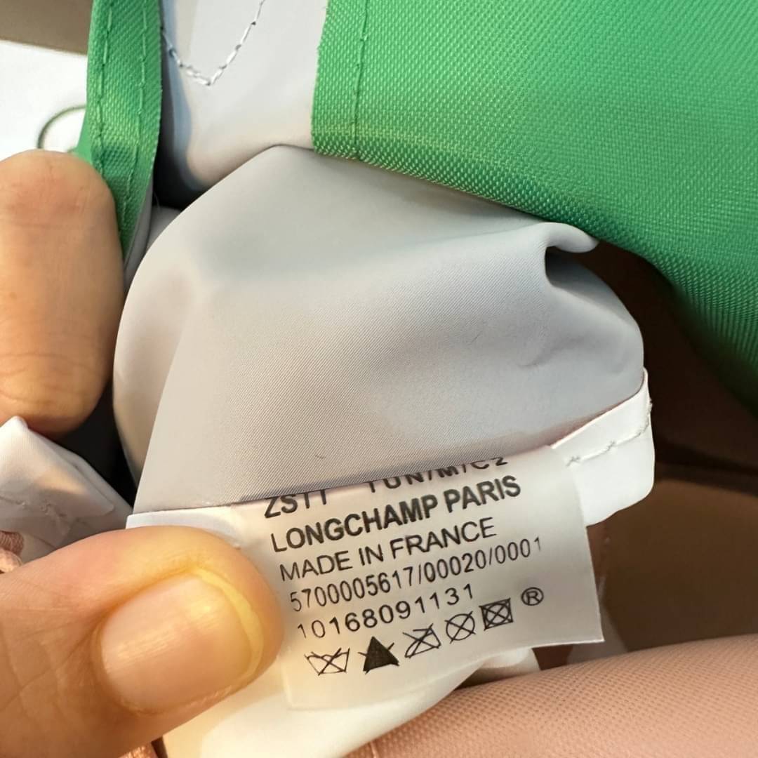 LONGCHAMP LE PLIAGE RE-PLAY TOP HANDLE BAG สินค้ารุ่นลิมิเต็ด collection สุดปัง ซื้อใบเดียวเหมือนได้2 ใบ กระเป๋าสะพายแนวตั้งที่กว้างขวาง มีเอกลักษณ์เฉพาะตัวแต่มีดีไซน์ที่น่าดึงดูด