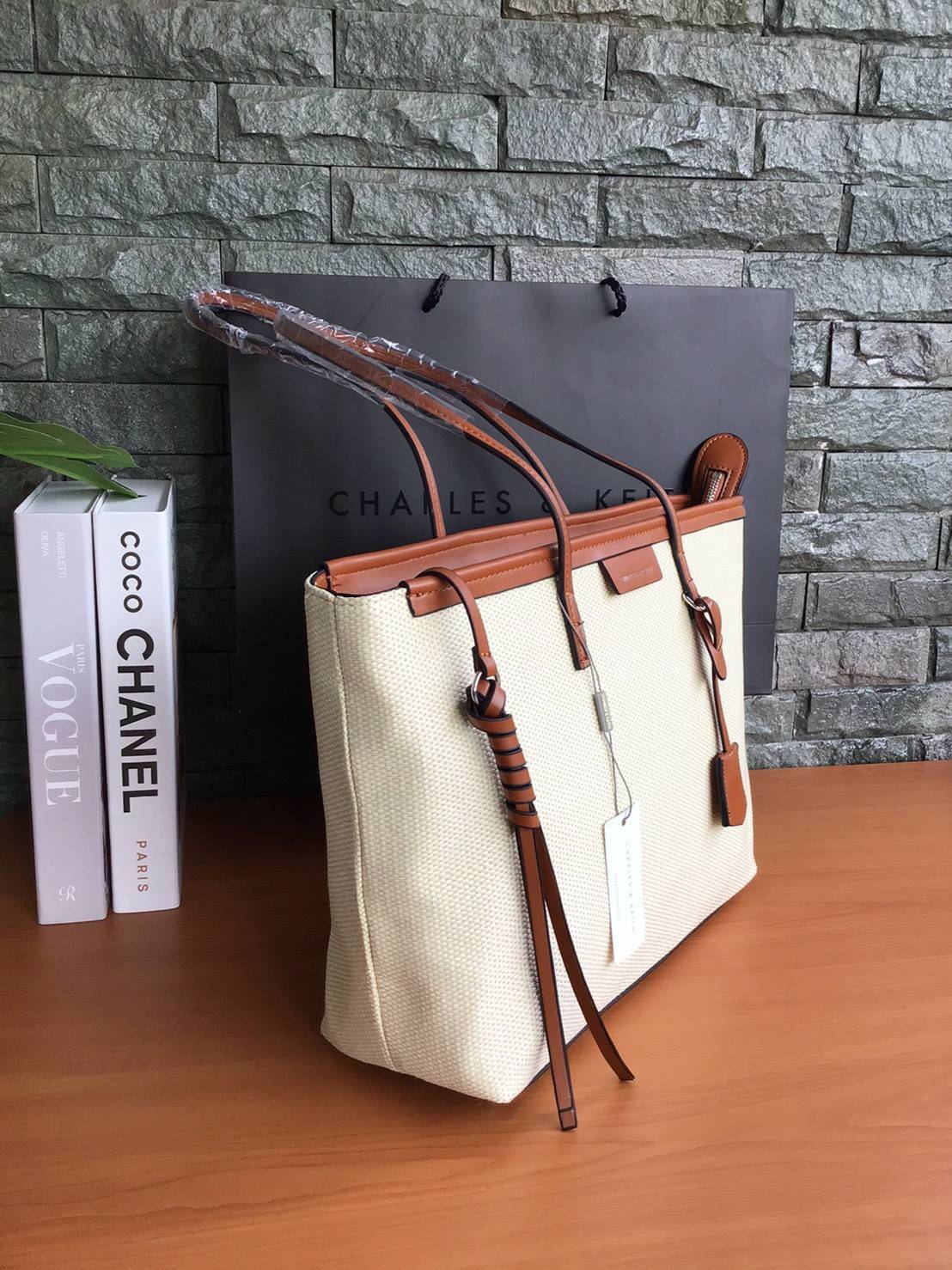 Charles & Keith Black Textured Tote Bag ฮอตฮิตตลอดกาลสำหรับรุ่นนี้ รุ่นยอดนิยม!! มากี่รอบกี่รอบก็ขายดี ใครไม่มีรุ่นนี้ติดตู้ไว้ถือว่าเชยมาก(!!) กระเป๋าสะพายทรง Shopping bag ใบใหญ่จุของได้ใจ น้ำหนักเบา โดดเด่นด้วย Textured วัสดุสานรอบใบ ตัดขอบหนัง สวยอยู่ท