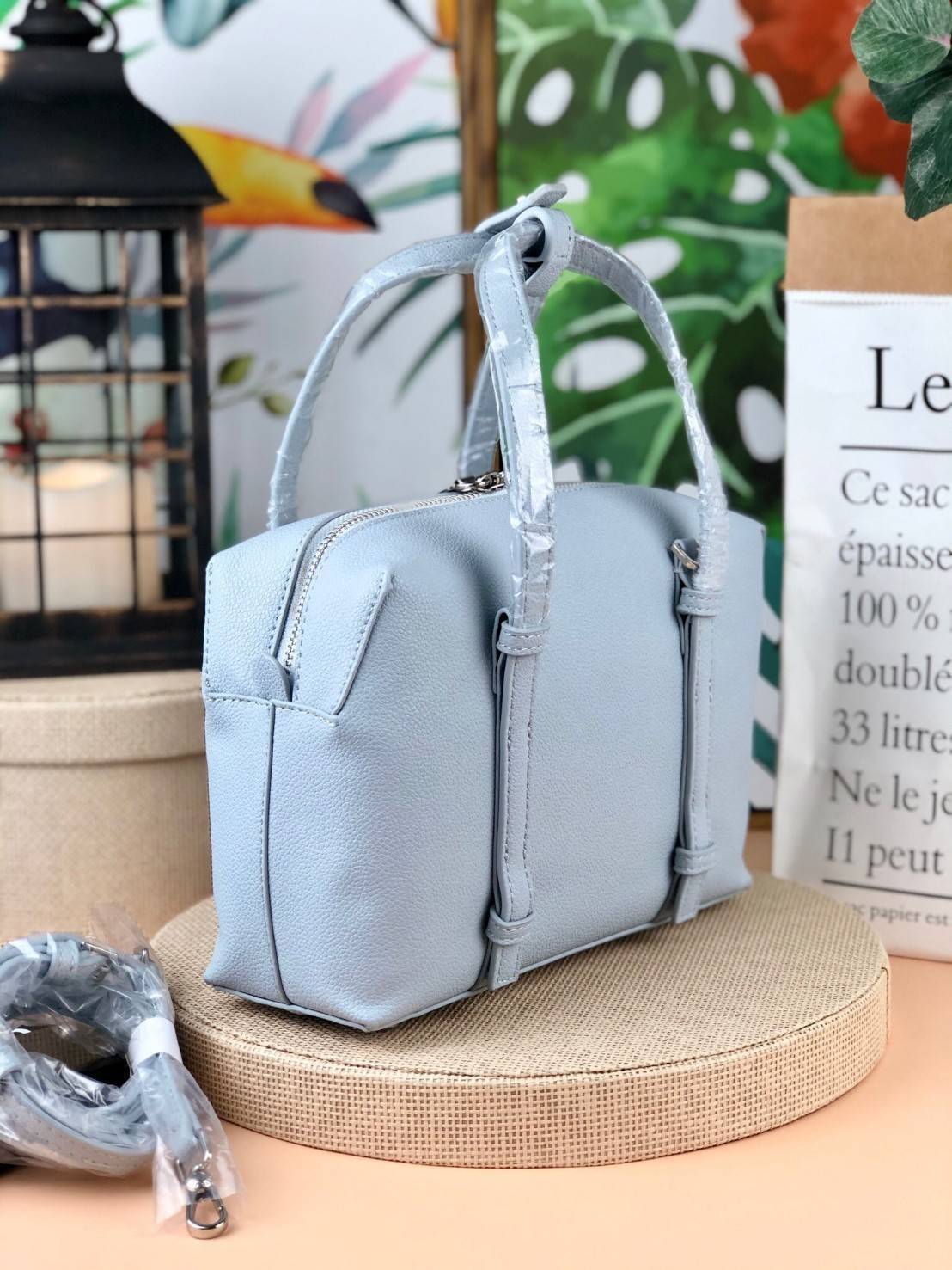 Charles & Keith Bowling Bag กระเป๋าถือ/สะพายทรงโบว์ลิ่ง จุของดีมากๆ วัสดุหนังลายลิ้นจี่ ปั๊มโลโก้แบรนด์ด้านหน้า มีหมุดรองฐานกระเป๋าทั้ง 4 มุม รุ่นนี้จะมีตัวล็อกหูหิ้วกระเป๋าด้วยค่า เปิดปิดแบบซิป ด้านในมีช่องซิปเล็กอีก 1 ช่อง ใส่กระเป๋าเงินใบยาวได้ค่า กับข