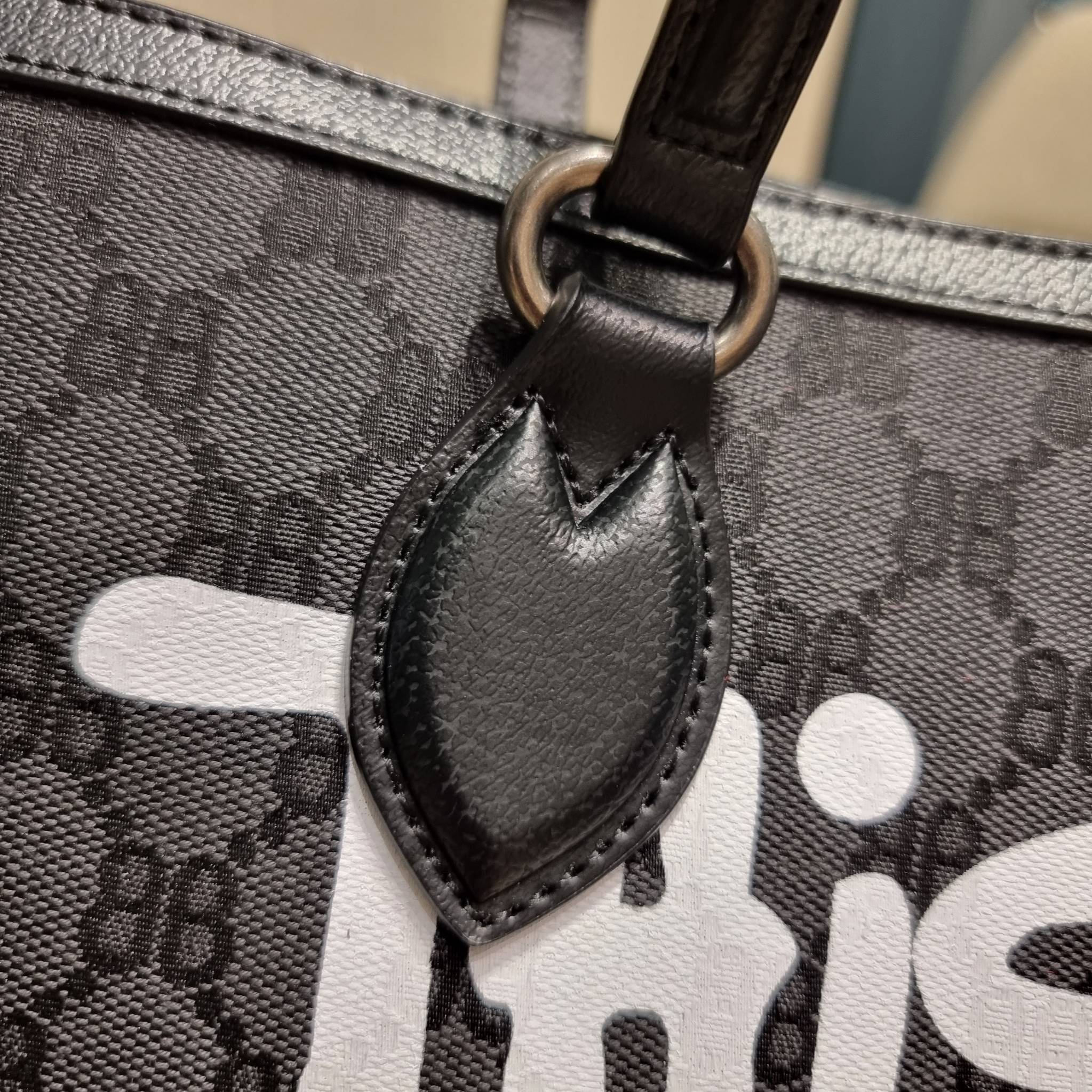 GG×BALEN MEDIUM OPHIDIA TOTE สุดครีเอท กับกระเป๋าช้อปปิ้งทรงโท้ท ใบใหญ่ สุดคุ้ม!! โดดเด่นด้วยลวดลายเพ้นท์กราฟฟิตี้ วัสดุผ้าแคนวาส ตัดแต่งเล่นขอบด้วยหนังแท้ ภายในโล่งกว้างมาก ใส่ของได้สบาย หิ้วไปเที่ยวต่างจังหวัด สะพายไปต่างประเทศตามใจ!! เลิศตรงที่ดีไซน์ใบ