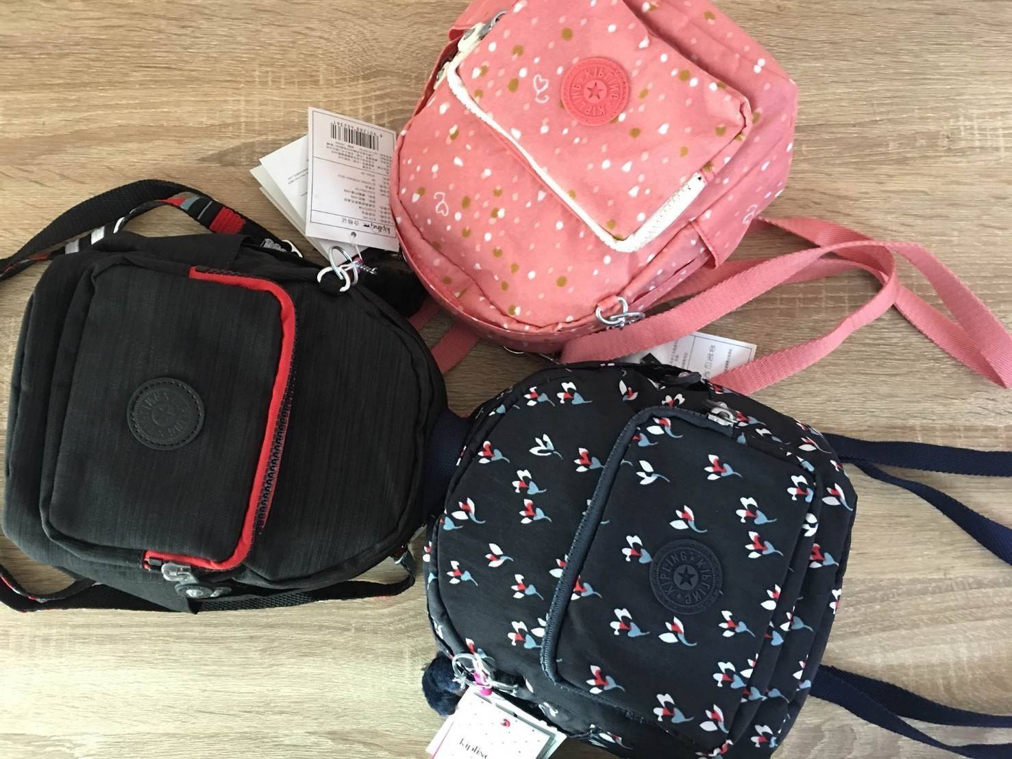 Kipling Mini K12673 กระเป๋าขนาดมินิ ใช้งานได้ถึง 3 แบบ ปรับเป็นเป้สะพายหลัง สะพายข้าง และมีหูหิ้ว ลวดลายสวยน่ารัก มีช่องเก็บหลายช่องแยกเก็บของจุกจิก ด้านข้างมีช่องโล่งไว้ใส่ของที่ต้องหยิบใช้บ่อยครั้ง สะพายได้กับสาวทุกลุคเลยค่ะ ไม่ควรพลาดเลยค่ะรุ่นนี้รีบจอ
