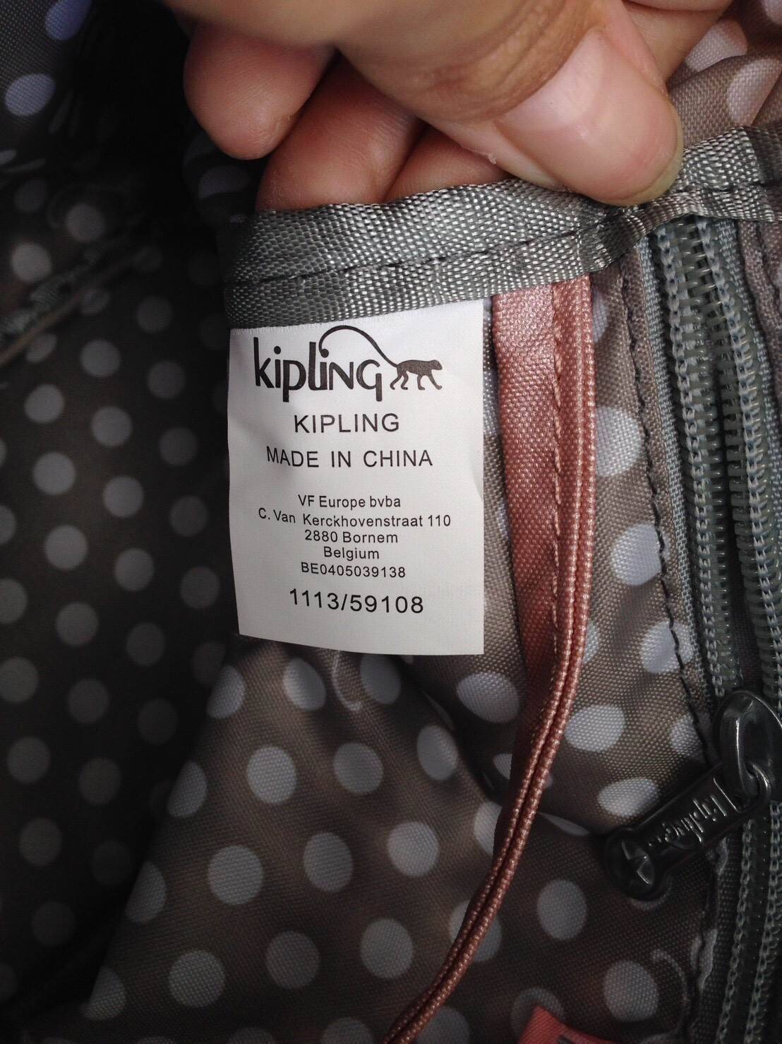 KIPLING Shoulder Bag (K25511) Outlet Hongkong กระเป๋าสะพาย วัสดุ nylon คุณภาพดี กันน้ำ ตามแบบฉบับแบรนด์ แบ่งเป็นช่องซิป 5 ช่อง สามารถใส่ไอแพด กระเป๋าสตางค์ใบยาว และมือถือได้ทุกรุ่นค่ะ จุคุ้มมากๆ น้ำหนักเบา สายสะพายปรับได้ จะสะพายไหล่ หรือ crossbody ได้สบา