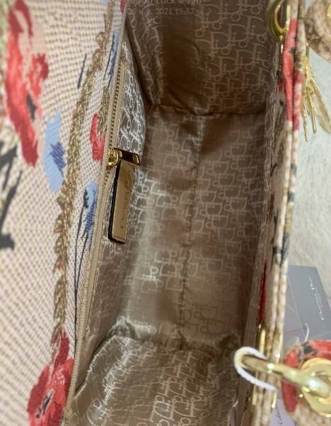 DIOR WOMEN MEDIUM LADY D-LITE BAG VIP GIFT WITH PURCHASE (GWP) พรีเมี่ยมกิ้ฟ Limited Edition จาก DIOR DUTYFREE COUNTER วัสดุหนังแท้ Calfskin หุ้มด้วยผ้า Cannage อีกชั้นและปักลวดลาย 'Dior Palm' กระเป๋า Lady D-Lite ผสมผสานความสง่างามและคลาสสิกที่เ