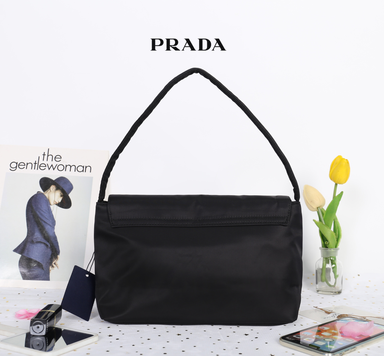 PRADA nylon Handbag วัสดุทำจากผ้าNylon อยู่ทรงสวยค่ะ อะไหล่เงินทั้งใบ สายสามารถสะพายไหล่ คล้องแขนได้