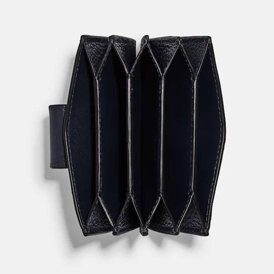 COACH C8325 ACCORDION CARD CASE WITH DREAMY LAND FLORAL PRINT ไอเท็มที่ทำใจฟูจัดเลยจ้า กับกระเป๋าถนอมบัตร ที่สาวๆตามหา ดีไซน์ลวดลายน่ารักมากๆ ขนาดกะทัดรัด พกพาสะดวก วัสดุหนัง pepble ภายในเป็นช่องใส่บัตรได้หลายใบ เหมาะมากสำหรับใครที่มองหากระเป๋าแบ่งสัดส่วน