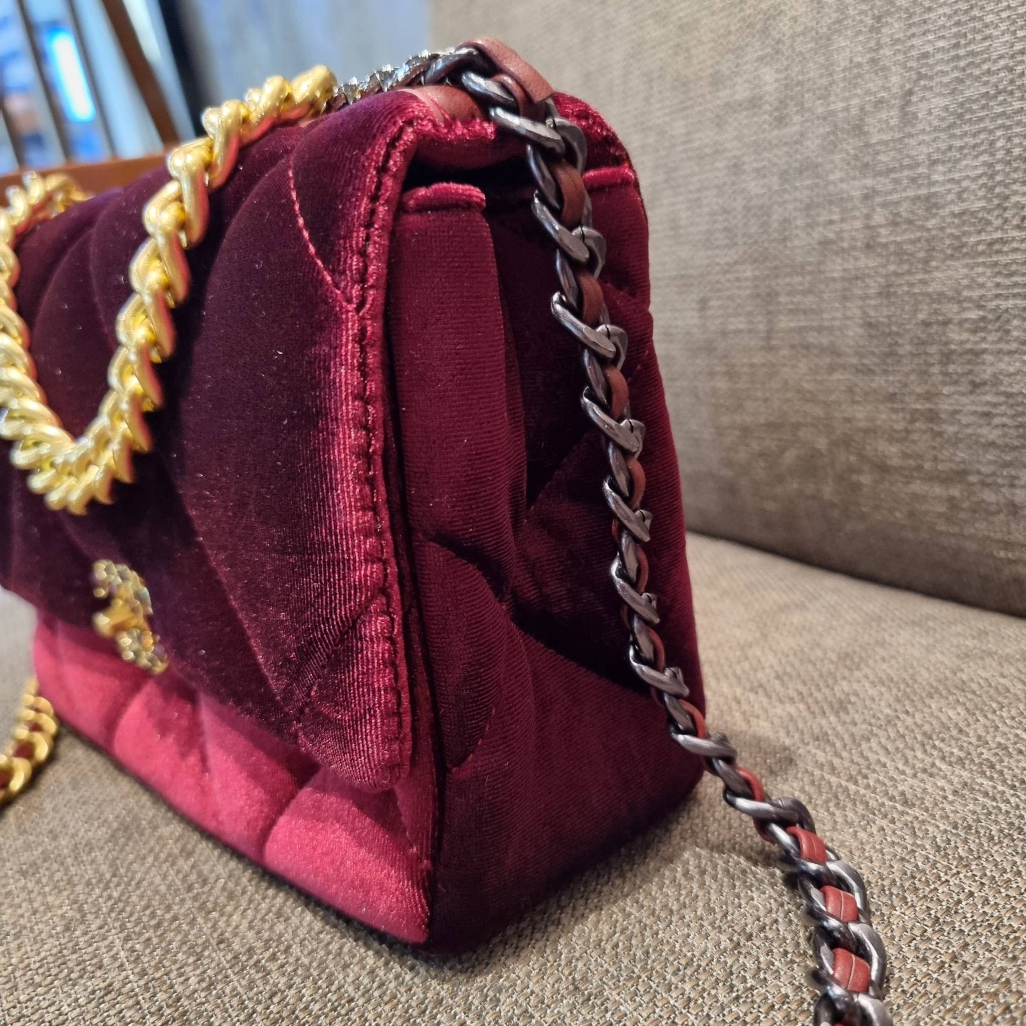 ไม่มองไม่เหลียวไม่ได้แล้ว!! ความหรูที่โดดเด่นจากผ้ากำมะหยี่ สร้างดีเทลผู้ดี ลูกคุณมากๆ Chanel vip boutique กระเป๋าสะพายจาก duty free ในราคาสุดประหยัด!! ดีไซน์เลิศ ตกแต่งด้วยโซ่ทูโทน ลงตัวแบบไม่มีที่ติ เปิด-ปิดด้วยตัวบิดล็อค ภายในโล่งกว้าง ใส่กระเป๋าสตางค์