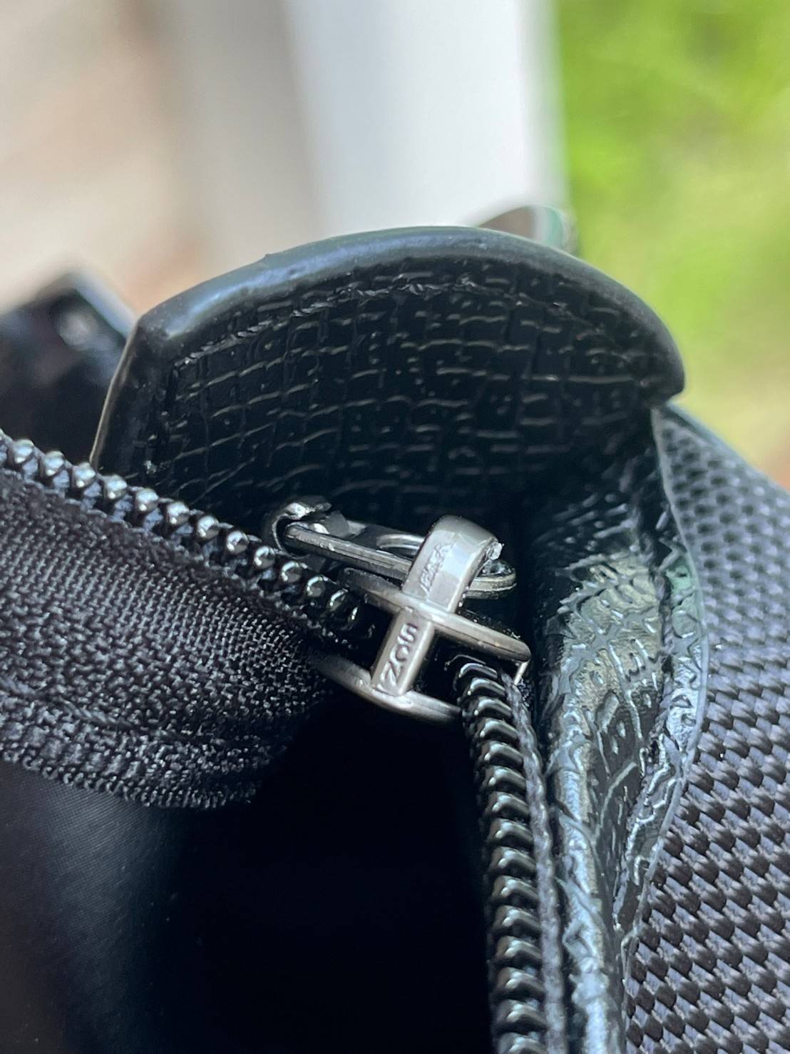 LONGCHAMP BOXFORD TRAVEL BAG L กระเป๋าเดินทางขนาดใหญ่ มาพร้อมสายสะพายที่สามารถถอดได้ ให้คุณเลือกสะพายไหล่หรือถือได้ มีซิปรูดเปิดปิดกระเป๋าที่ให้คุณมั่นใจได้ว่าคุณจัดเก็บไอเท็มของคุณได้อย่างมิดชิด บ็อคฟอร์ด (BOXFORD) สะท้อนความเป็นเอกลักษณ์ของแบรนด์ที่เปี่