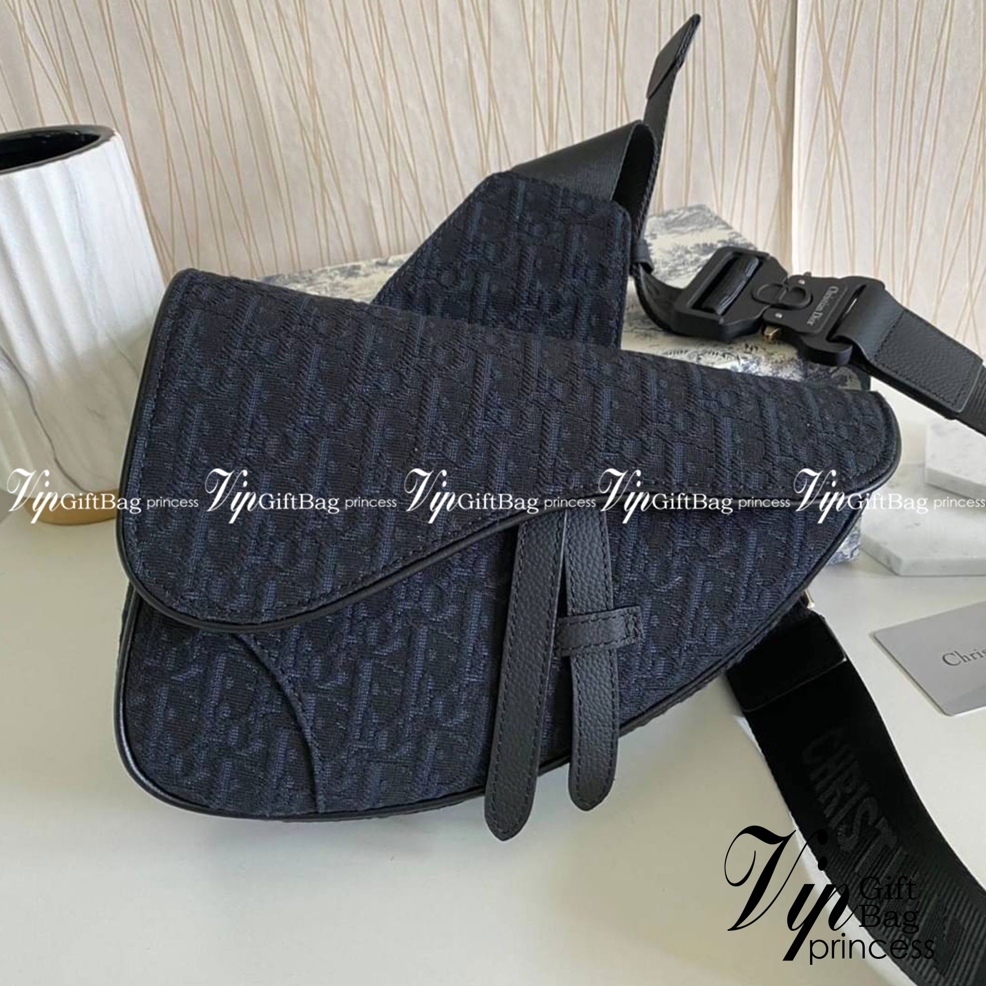 Dior Saddle Crossbody Bag Oblique / Dior Belt Bag เกรดใช้งานสลับของแท้ เกรดออริจินอล พร้อมส่ง กระเป๋าสะพายข้างสุดเท่แบรนด์ดัง สายปรับขนาดได้ตามต้องการ คุณภาพดี ทนต่อการใช้งาน ใส่ของไก้เยอะจุใจ ภาพสินค้าถ่ายจากงานขายจริง ใช้งานต่างประเทศได้