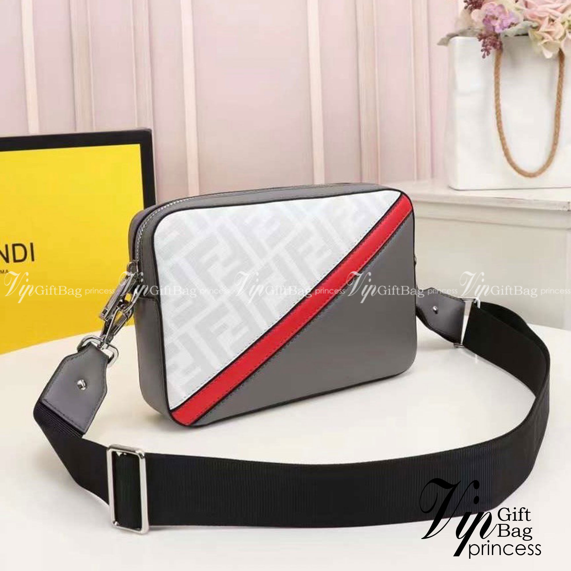 FENDI Ff-Print Coated-Canvas And Leather Cross-Body Bag เกรดออริจินอล FENDI Messenger Bag กระเป๋าสะพายข้าง ให้หนุ่มๆได้ตัวตึงกันไปเลยจ้า กับกระเป๋าสะพายทรงแมสเซ็นเจอร์ รุ่นหายาก ดีไซน์เรียบหรู สะดวกใช้ที่สุด ภายในโล่งกว้าง สายสะพายถอดได้ ปรับใช้ตามสะดวก ใ