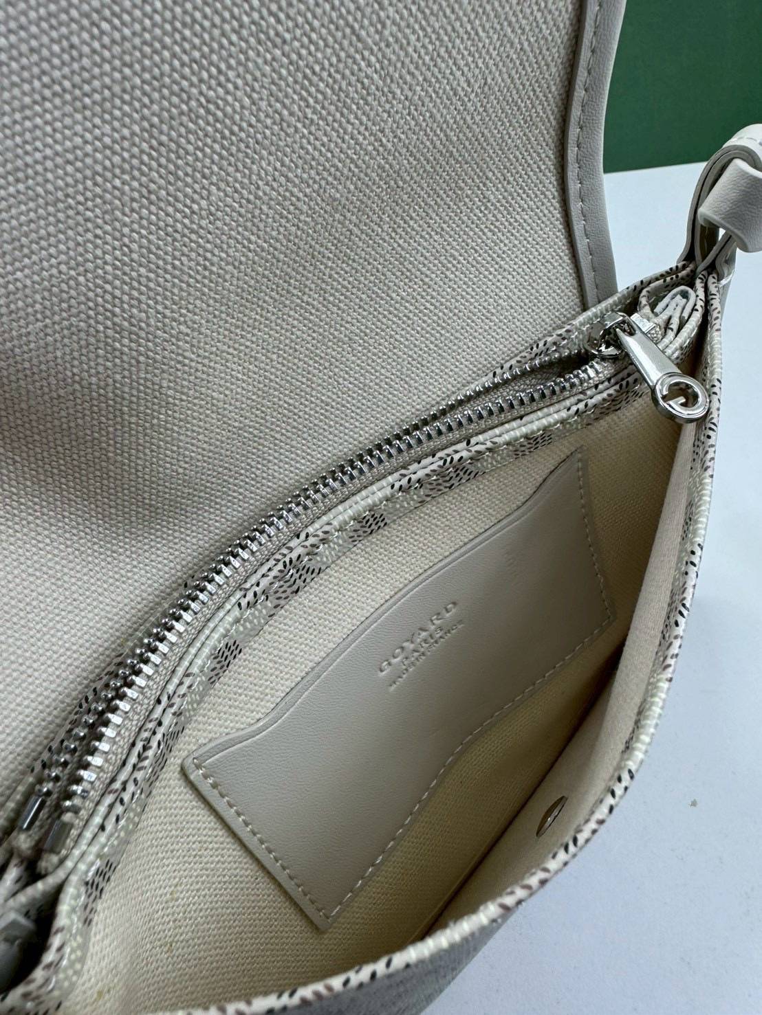 10 สี ORI หนังแท้ | GOYARD Plumet pouch-wallet กระเป๋าสะพายใบเล็กกะทัดรัด ดีไซน์กระเป๋าสตางค์ Plumet ดีไซน์มาพร้อมช่องใส่เหรียญ ธนบัตร และบัตรต่างๆ สามารถสะพายไหล่เป็นกระเป๋าสะพายข้างได้เหมือนกระเป๋าใบเล็ก