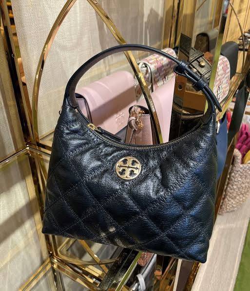 TORY BURCH WILLA MINI HOBO พร้อมส่งที่ไทย น้องน่ารัก กระทัดรัด น่าใช้มากๆเลยค่าา! กระเป๋หิ้วหรือสะพายข้างได้ ทรสวย หนังแท้อย่างดี หนังนิ่มลายนวม สวยมากๆค่ะ เปิดปิดกระเป๋าแบบซิป ภายในโล่งสามารถใส่กระเป๋าเงินใบยาวได้;ของจำเป็นอื่นๆได้พอประมานเลยนะคะ พร้อมช่