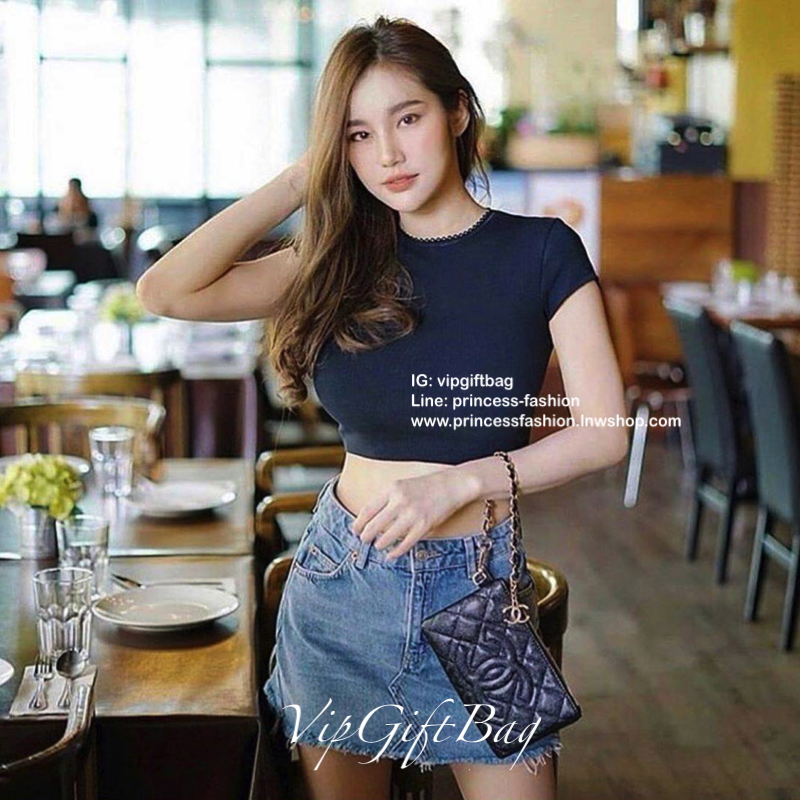 รุ่นใหม่ล่าสุด ที่สาวๆหลายคนรอคอย! *ใบเล็กน่ารัก *หนังคาเวียร์แน่น กับ CHANE VIP GIFT PURSE BAG กระเป๋าคล้องมือ ทรงสวย ขนาดกะทัดรัด จากงาน VIP GIFT รุานหายาก วัสดุหนังคาเวียร์สุดหรูเปิดปิดด้วยซิปอะไหล่ทอง ประดับโลโก้ ด้านในใส่กระเป๋าสตางค์สั้ร มือถือ ipho