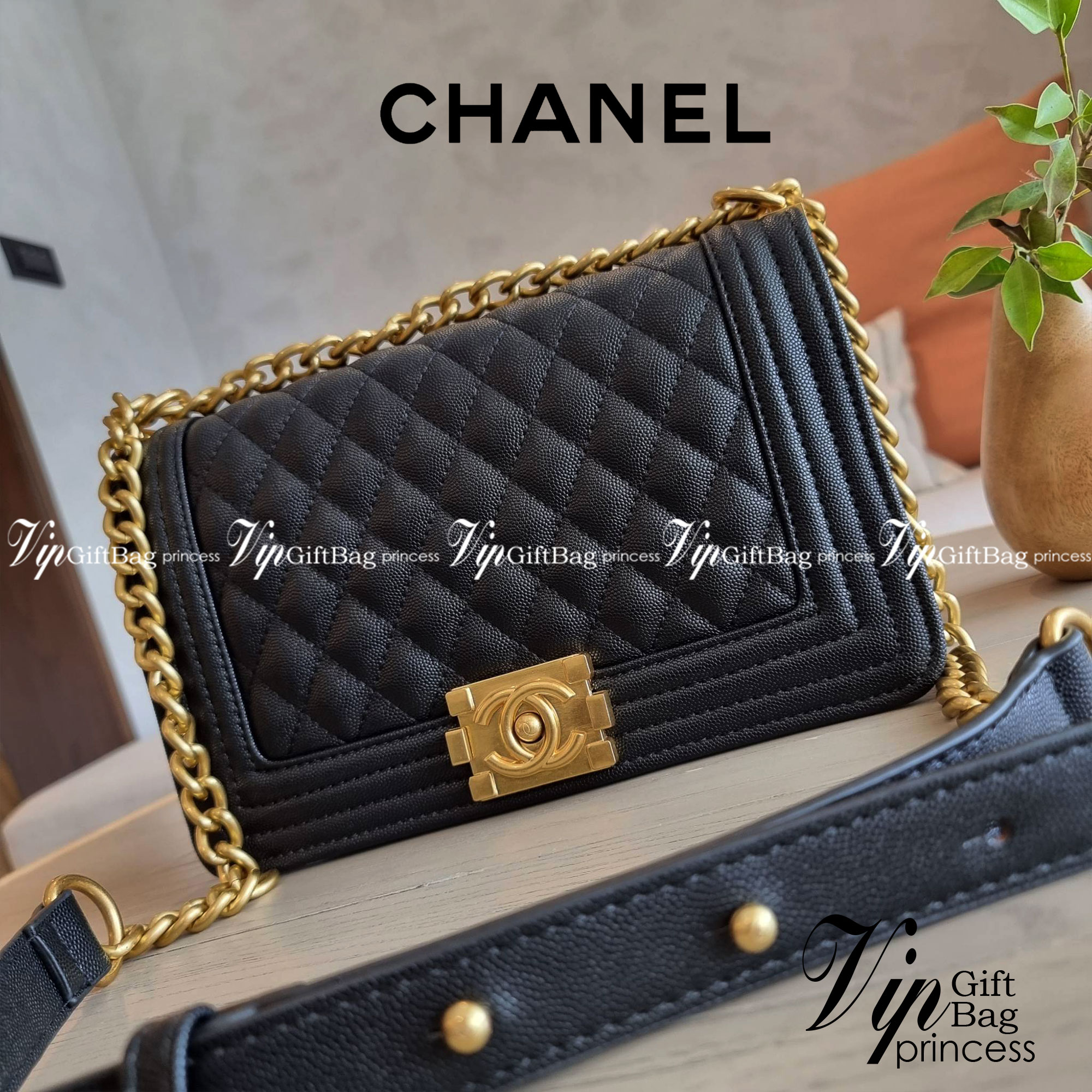 Chanel Boy 10" พร้อมส่งที่ไทย รุ่นสุดฮอต อะไหล่สีทองสุดหรู วัสดุหนังลายคาร์เวีย ทรงคลาสสิคที่สาวๆห้ามพลาด!! ในราคาสุดคุ้ม เปิด-ปิดกระเป๋าด้วยตัวล็อค ภายในโล่งกว้าง ไซส์ใหญ่ใส่ของได้เยอะ มีช่องแยกในกระเป๋า มาพร้อมสายสะพายโซ่สลับหนังรองบ่า (ถอดได้-ปรับ