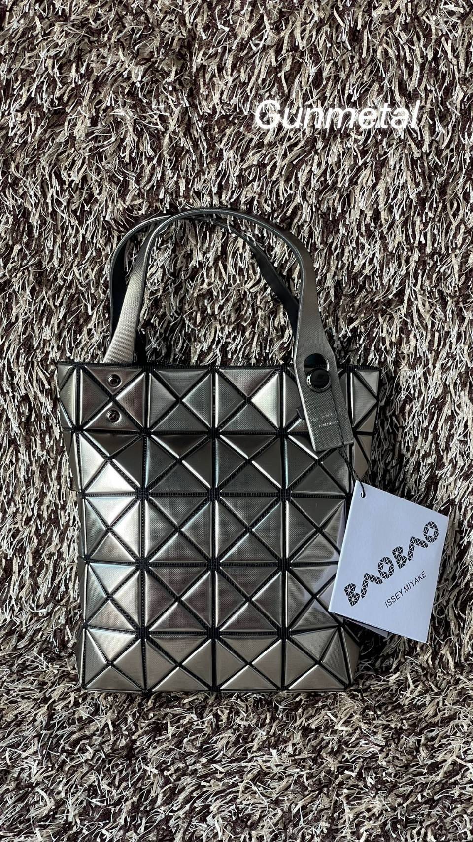 BAO BAO ISSEY MIYAKE PLATINUM COFFRET สะท้อนแสงเพื่อสร้างสินค้าระดับพรีเมียมที่ให้ความเงางามที่เหนือกว่า เพิ่มความหรูหราและโดดเด่นให้กับ เพราะมีความแวววาวและเป็นประกาย