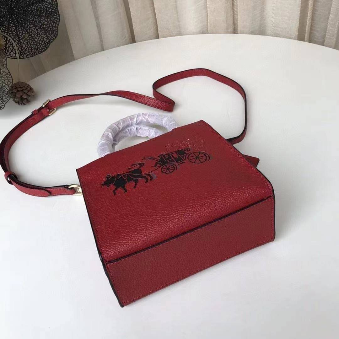 COACH MINI CALLY CROSSBODY IN SIGNATURE ((3599, 2184, 5693, 2134, 2183)) พร้อมส่งที่ไทยทันที! กระเป๋าสะพายครอสบอดี้ร์ กระเป๋าครอสบอดี้โท้ทมินิไซส์ รุ่นใหม่สุดฮอต!! ใบจริงคือน่ารักม้ากกกก!! สวยอยู่ทรง น่ารักน่าใช้ ทรงTote ปากกระเป๋าเปิดปิดแบบแม่เหล็ก ภายใน