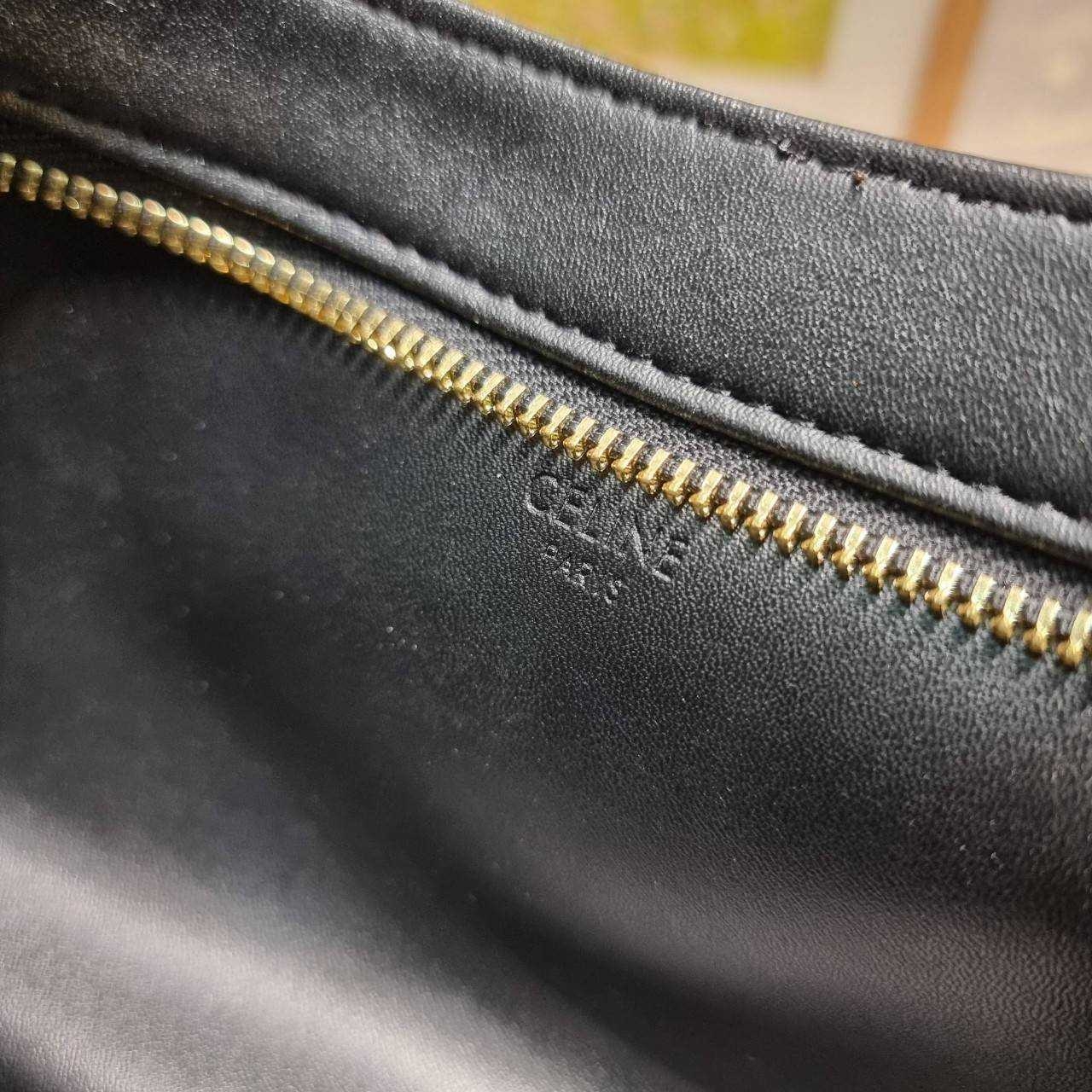 Celine wiltern bag กระเป๋าทรงพอชแบบตัวแม่ สวยมาก สวยแซ่บ ขนาดกำลังดี ใส่ของใส่มือถือได้ทุกรุ่น รูปทรงย้อนยุค สไตล์วินเทจลัคชู มีสายสะพายให้ถึง 2 แบบ สายหนังและสายโซ่ ดูแพงสุดๆ สลับใช้ได้