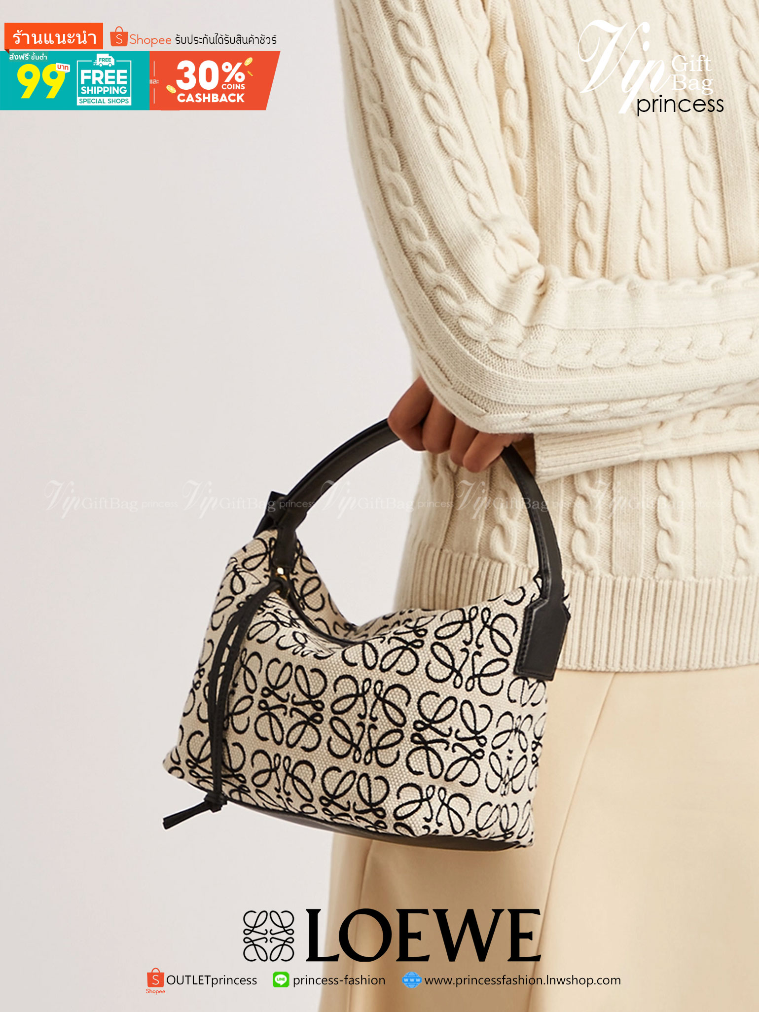LOEWE CANVAS BAG VIP GIFT WITH PURCHASE (GWP) พรีเมี่ยมกิ๊ฟ Limited จาก LOEWE HAUTE PARFUME DUTYFREE COUNTER วัสดุ CANVAS ตัดหนังแท้ ดีไซน์ทรงยอดฮิตประจำปีเลย! ปักโลโก้แบรนด์บนผ้าทั้งใบเป็นเอกลักษณ์ เปิดปิดด้วยซิปยาวภายในโล่งกว้าง ใส่กระเป๋าสตางค์ยาว มือถ