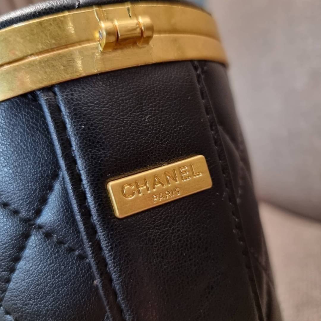 VIP 🥂 เซ็ทคือที่สุดของความคุ้ม CHANEL GIFT BOX SET สุดหรูชวนให้สะสม สุดยอดไอเท็มหายากพร้อมเสิร์ฟครบชุด สุดคุ้ม มาพร้อมกระเป๋าสะพายถึง 2 ใบ สุดหรูลิมิเต็ด หาไม่ได้ง่ายๆ ในคอลเลคชั่นภายในสีทอง และที่พิเศษยังมีน้ำหอมตัวท็อปมาให้อีก chanel no.5 ที่แสน