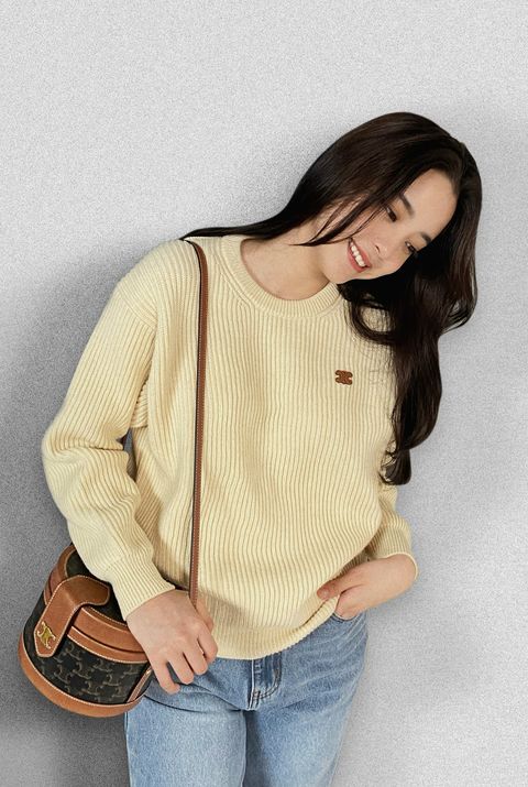 CELINE MEDIUM TAMBOUR IN SMOOTH CALFSKIN BAG กระเป๋าทรงกลมสวยหรูอยู่ทรงเปิดปิดด้วยฝาปิดกระดุมโลโก้แบรนด์ ภายในโล่ง