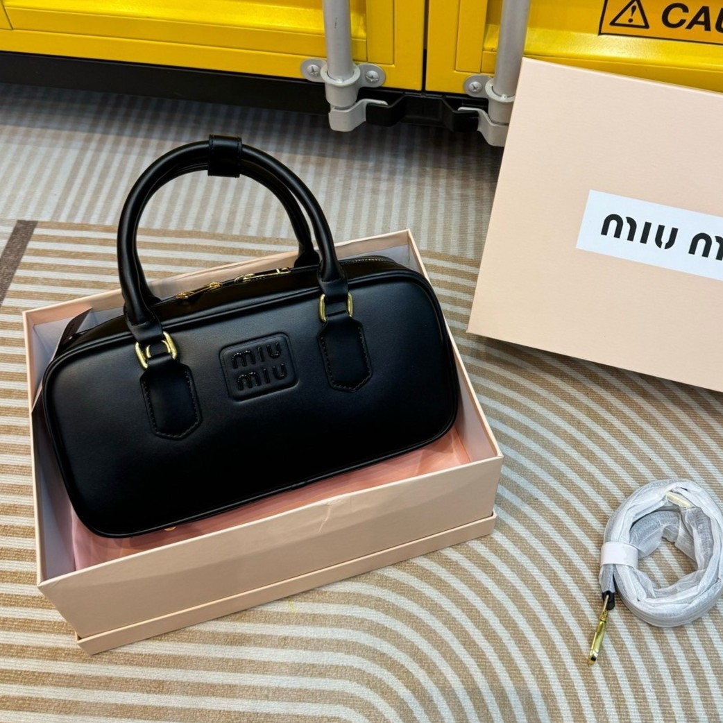 MIU MIU Arcadia leather bag กระเป๋าถือ/สะพายสุดชิคมากในตอนนี้ ดีไซน์เรียบแต่มากมีอยู่จริง สวยดูแพง แมทชุดได้ง่ายสุด มินิมอลมินิใจ หูจับในตัวง่ายและสะดวกพกพา มาพร้อมสายสะพายข้างให้อีก