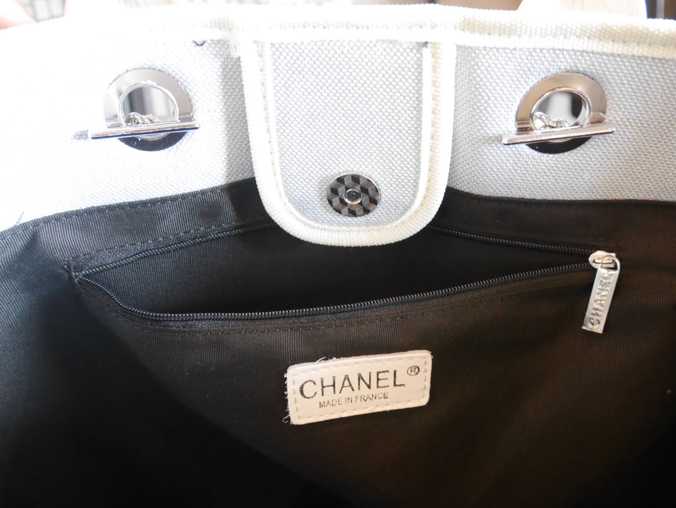 How Cute! 🎄🎄 รุ่นใหม่ล่าสุด!! ที่สาวๆรอคอย Chanel tote canvas bag จากงานพรีเมี่ยม VIP GIFT รุ่นดังเลยค้า Size ใหญ่อลัง บอกเลยว่า **งานดีที่สุด ตัวกระเป๋า กระเป๋าผ้าเป็นผ้า canvas เนื้อดีสมราคา สัมผัส นุ่มลื่นมือมากกกก อะไหล่เงินปั้มแบรนด์แ