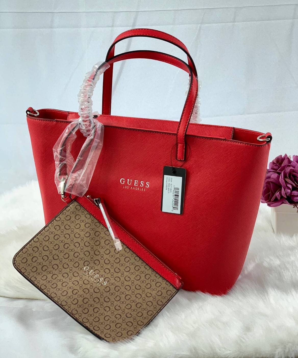New arrival !! GUESS CASON BAG พร้อมส่งกระเป๋าถือ/สะพายข้าง วัสดุหนังลาย saffiano น้ำหนักเบา ด้านหน้าปั้มโลโก้แบรนด์ เปิดปิดกระเป๋าแบบซิปใช้งานสะดวก ภายในโล่ง กว้างทีเดียว สามารถใส่ A4 ได้ค่ะ มีช่องเล็กให้ใส่ของจุกจิก ผ้าซับด้าน ในลายแบรนด์สวยงาม ด้านหลัง