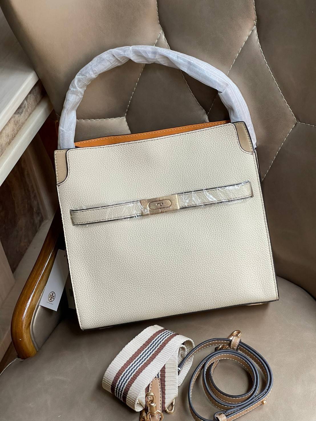 Tory burch lee radziwill pebbled small double bag กระเป๋า Lee Radziwill Double Bag สุดหรู ที่คำนึงถึงการเลเยอร์หนังและหนังกลับอย่างประณีตลงไปในงานดีไซน์ สามารถปรับปากกระเป๋าได้ 3 แบบตามต้องการ พร้อมนำเอาความเป็น American Luxury มาตีความใหม่ผ่านแง่มุมของคว