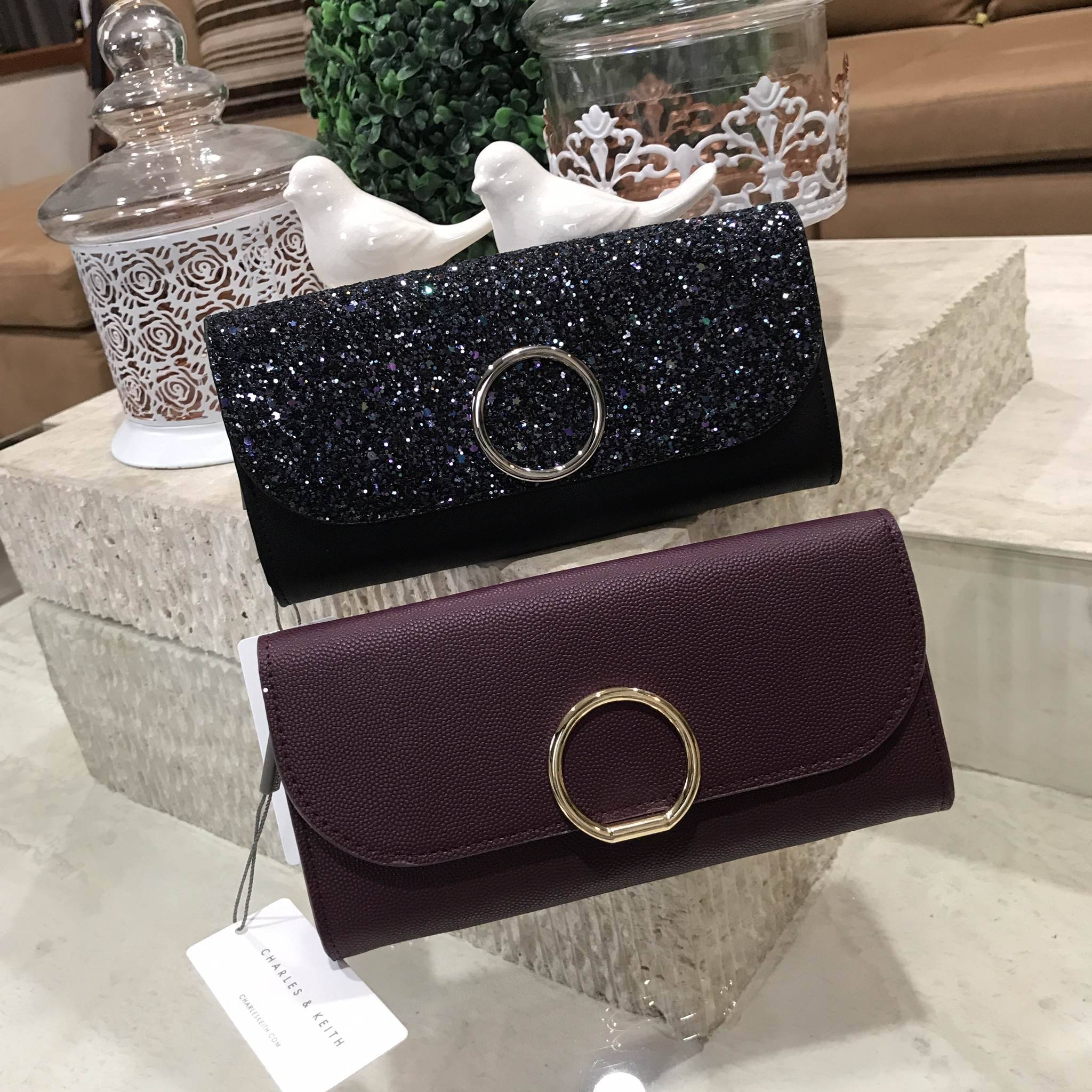 Don't Miss! CHARLES & KEITH LONG WALLET กระเป๋าสตางค์ใบยาวฝาพับรุ่นใหม่ชนช็อปหนังอยู่ทรงเเข็งแรงทนทานด้านหน้าประดับอะไหล่วงกลมวิ้งๆเพิ่มความหรู ด้านหลังมีโลโก้และช่องใส่ของ เปิดปิดด้วยกระดุมแม่เหล็ก ภายในมีช่องซิปและช่องใส่บัตรหลายช่อง สามารถใส่ ipho