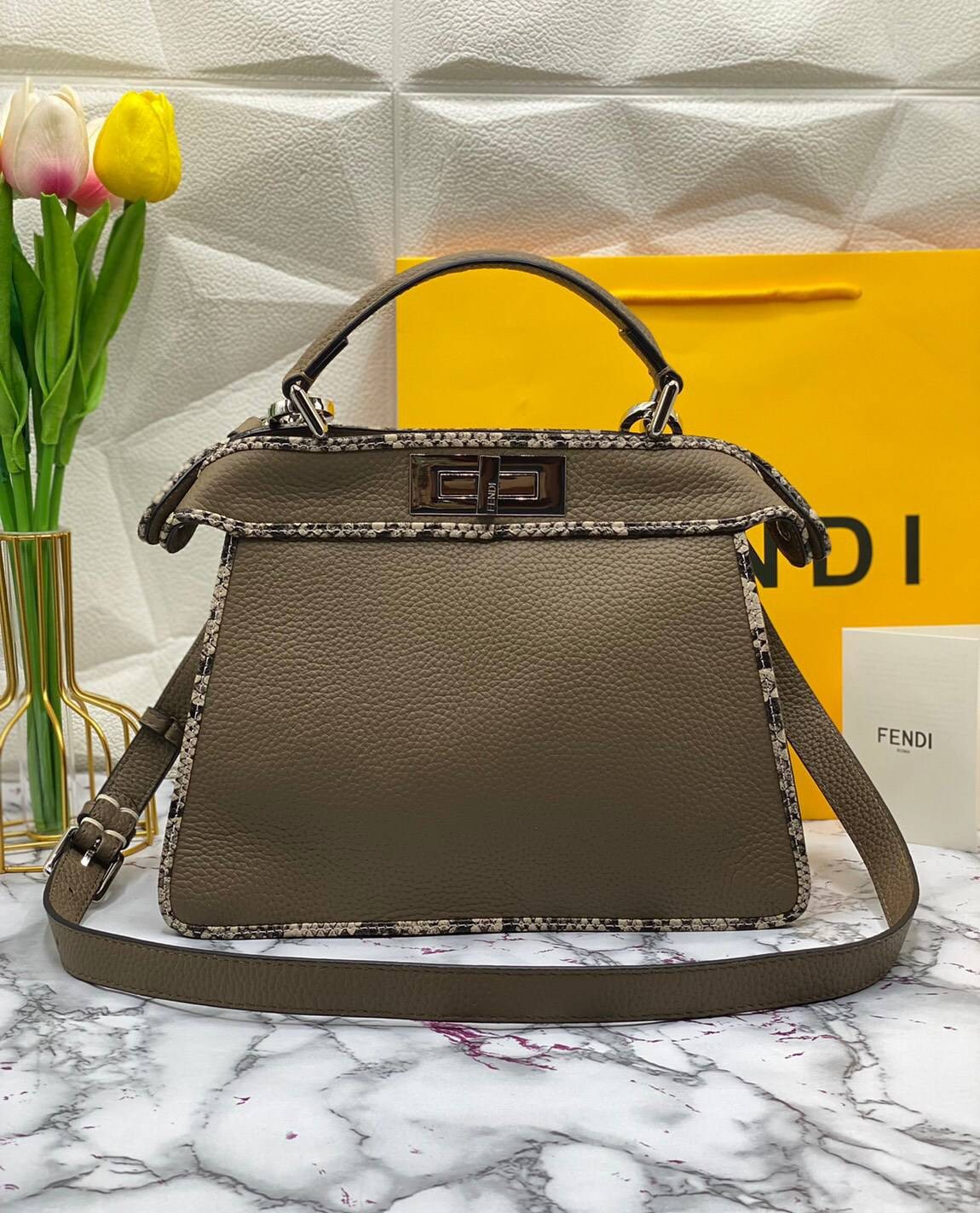 FENDI Capsule Collection Size 27cm กระเป๋าถือหรือสะพายข้างได้ หนังสวยมาก รูปแบบให้กลิ่นอายของความคลาสสิก หรูหรา มีคลาส การออกแบบที่โชว์ทั้งเอกลักษณ์ของแบรนด์และความมีสไตล์ ใช้งานง่าย จะถือหรือสะพายก็คล่องตัวทุกรูปแบบเลยค่ะ ใบจริงสวยมาก ไม่ควรพลาดด้วยประกา