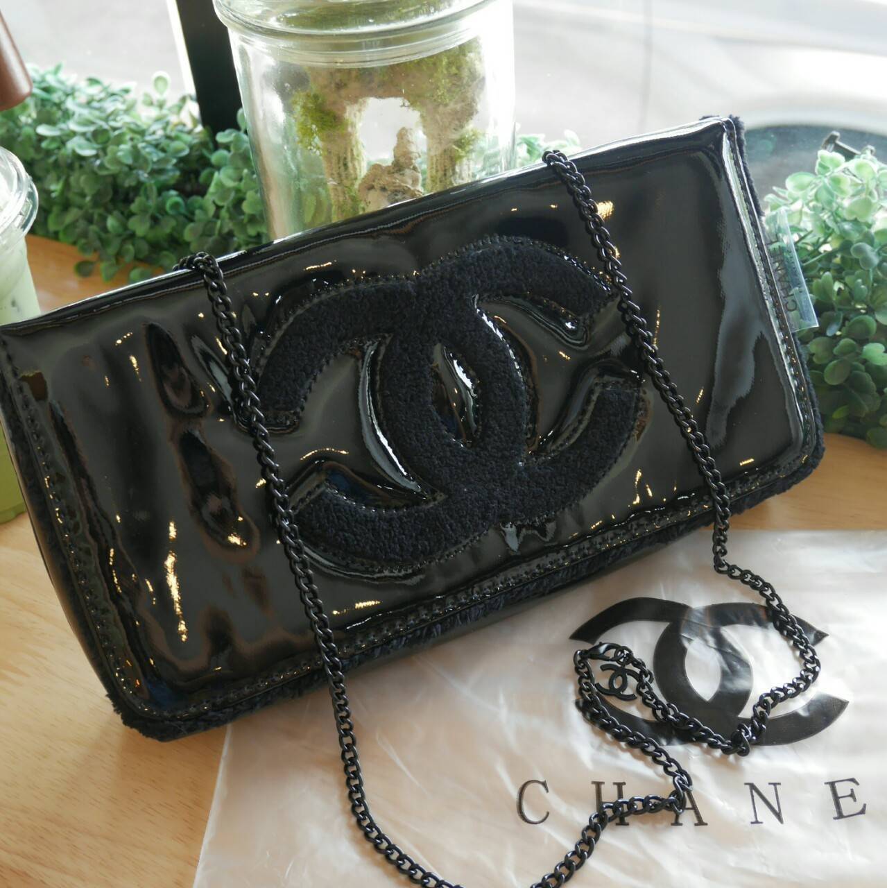 Chanel shoulder & cluth bag กระเป๋าสะพายทรง cluth ขนาดกำลังน่ารัก วัสดุหนังแก้ว เปิดปิดด้วยกระดุมแม่เหล็ก ภายในโล่งบุเฟอขนนุ่ม ใส่กระเป๋าสตางค์ยาวได้ มาพร้อมสายสะพายโซ่ หรือจะเก็บสายถือเป็น cluth ออกงานก็ดูดี มากับราคาสุดคุ้มค่ะ