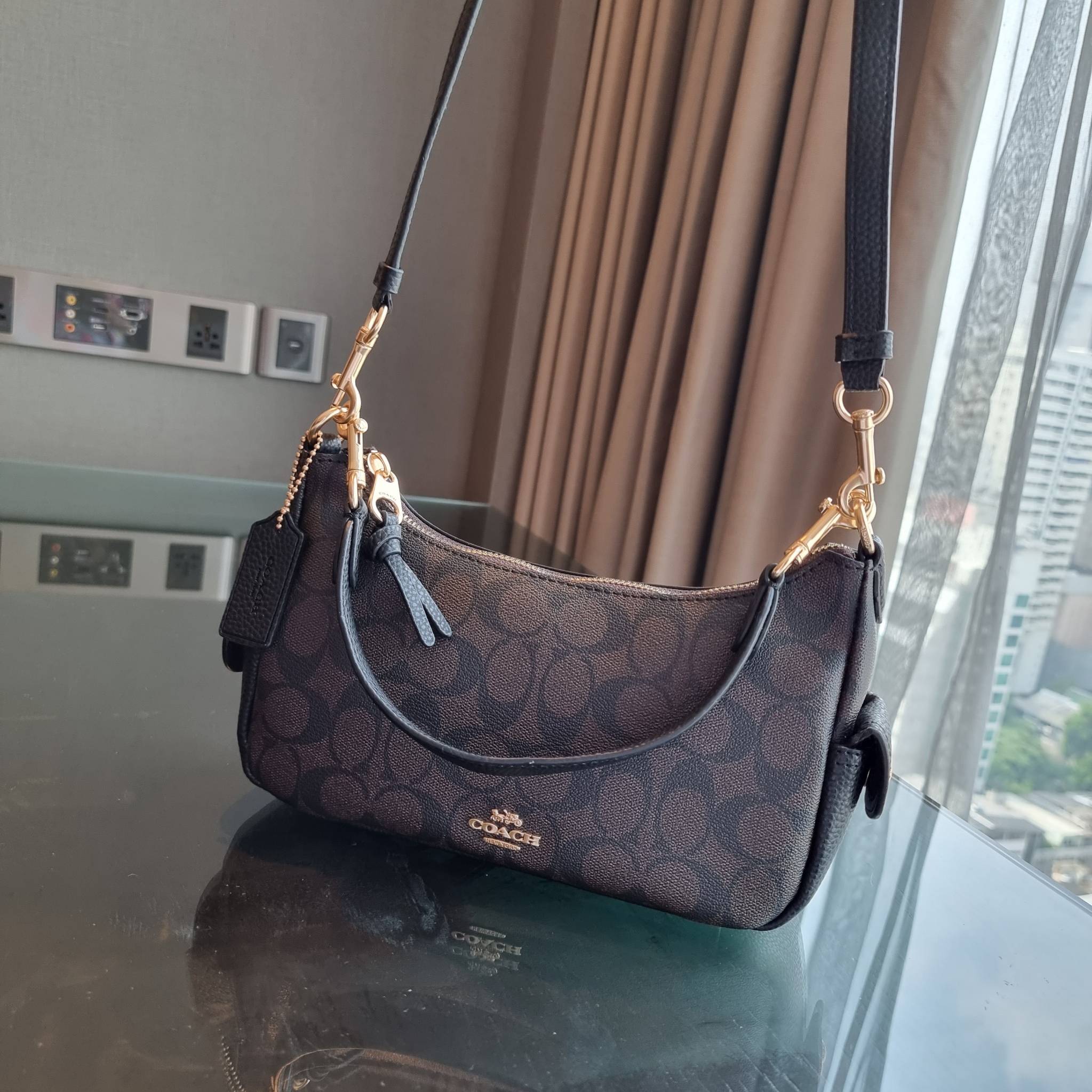 COACH C7223 PENNY SHOULDER BAG 25 IN SIGNATURE CANVAS คอลเลคชั่นเพนนีสุดคิ้วท์ ในรูปแบบของกระเป๋าสะพายไหล่กึ่งทรงพอช พร้อมเสิร์ฟความสวยถึงบ้านไปเลย!! ด้วยดีไซน์คลาสสิคย้อนยุค ที่แอบแฝงความเรียบหรู มาพร้อมสายสะพาย 2 เส้น เป็นสายคล้องมือและสายสะพายครอสบอดี้