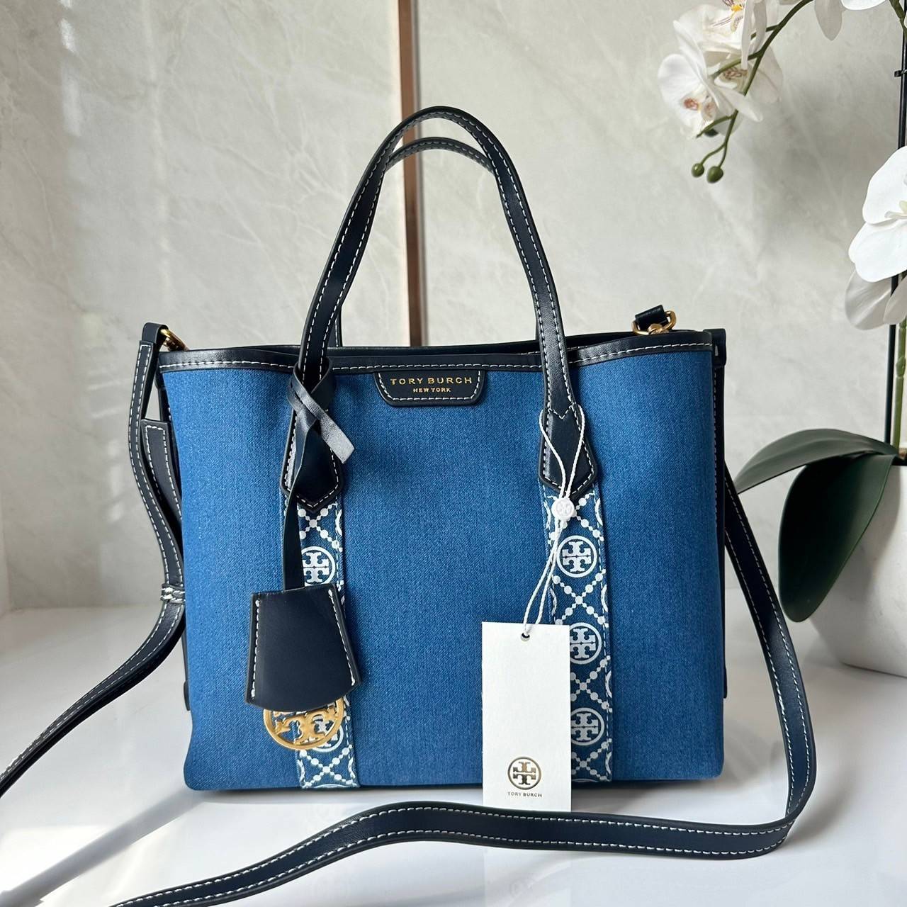 TORY BURCH PERRY DENIM TRIPLE-COMPARTMENT SMALL TOTE BAG กระเป๋าคล้องแขนและสะพายไหล่ทรงโท้ท คอลเลคชั่นใหม่ล่าสุด สวยหรู ลุคคุณนาย
