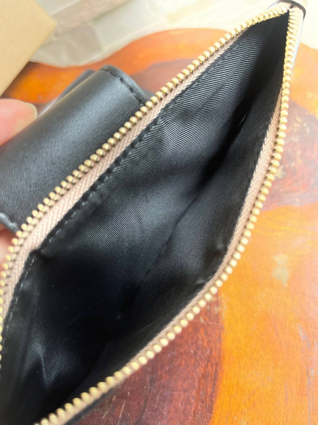 COACH Tech Phone Wallet In Colorblock Signature Canvas (COACH C2874) อีกหนึ่ง collection ของกระเป๋าสตางค์ที่ดีไซน์ทันสมัยให้ใช้งานได้แบบครบครัน เป็นกระเป๋าสตางค์ ที่มีช่องสำหรับใส่โทรศัพท์มือถือ ธนบัตร เหรียญ และบัตรต่าง ๆ ใช้งานแบบ2ด้าน เพิ่มความสะดวกสบา