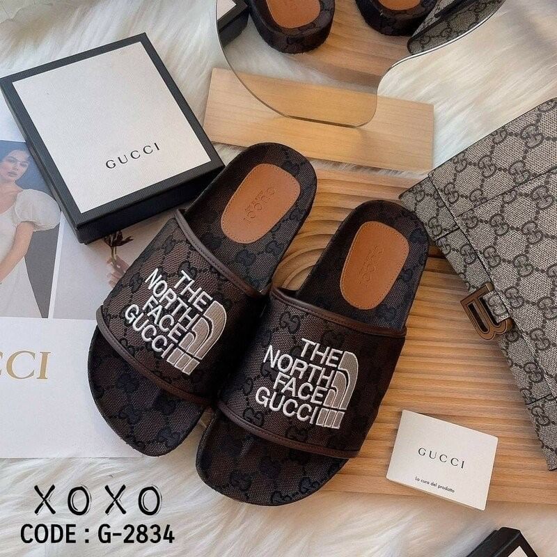 Gucci Sandals แตะงานสวม สวย ดูแพงเกินราคา ตัวใหม่ล่าสุด ชนช้อป แอดบอกเลยงานนี้ต้องมี วัสดุผ้าลาบแบรยด์ ด้านหน้างานปัก รุ่นคอลเลคชั่นใหม่ ด้านในรองฟองน้ำนุ่ม พื้นร่องบุ๋ม กระชับเท้า น้ำหนักเบา แมทส์ชุดง่าย