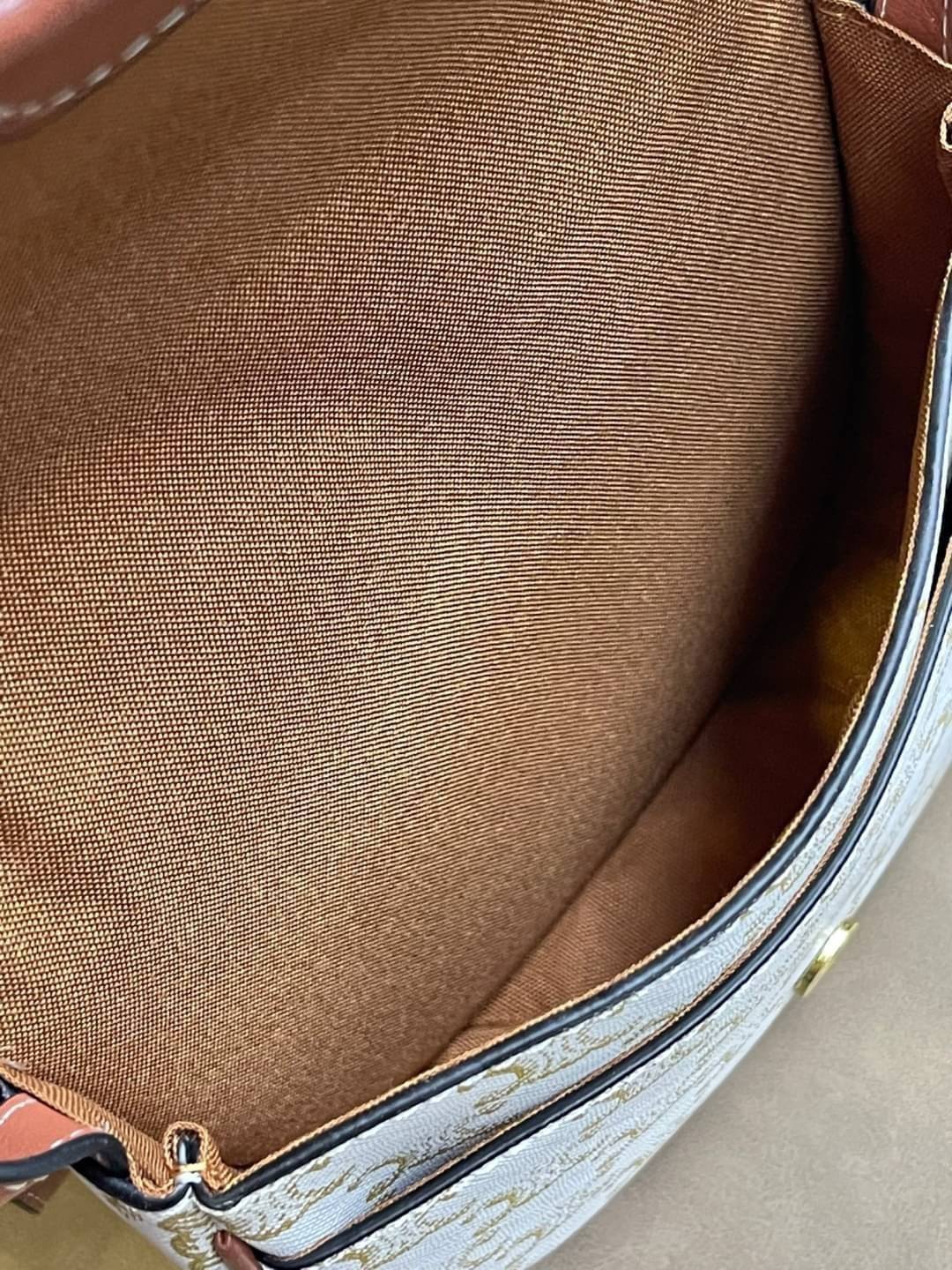 CELINE MINI BESACE IN TRIOMPHE CANVAS หรูหราไปกับกระเป๋าหนังแคนวาสลาย triompe ด้วยขนาดที่กะทัดรัดและดีไซน์ที่เรียบหรูนี้ จึงสามารถนำไปแมทช์กับการแต่งตัวได้ง่าย ไม่ว่าจะเป็นสไตล์การแต่งตัวเท่ ๆ จนถึงสไตล์การแต่งตัวน่ารัก ๆ เพิ่มความหรูหราและโดดเด่นด้วยการต