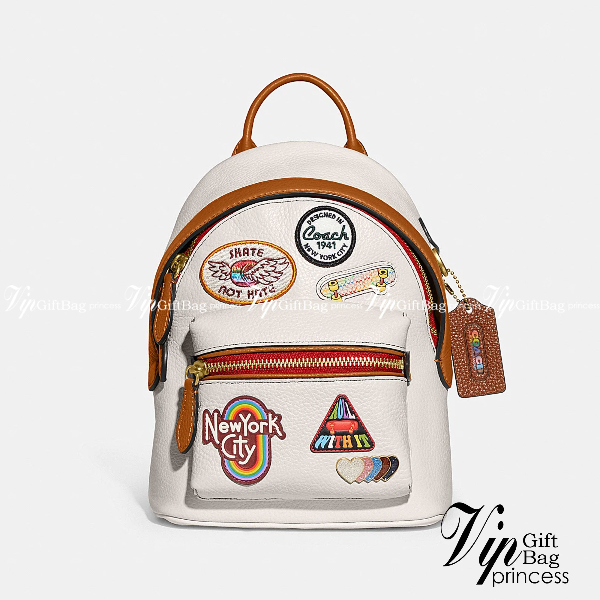 COACH CHARTER BACKPACK WITH PATCHES กระเป๋าเป้สะพายรุ่นนี้เป็นส่วนหนึ่งของ Coach Pride Collection ซึ่งเป็นการเฉลิมฉลองความเสมอภาค ความหลากหลาย และการแสดงออกถึงตัวตนที่แท้จริงภายในชุมชน LGBTQIA+ ในเดือนนี้และทุกเดือน กระเป๋าเป้ใบเล็กใบนี้เป็นรูปทรงย้อนยุคพ