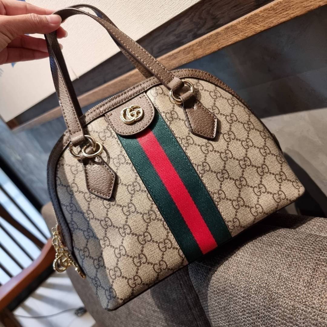 GC CLASSIC SATCHEL BAG กระเป๋าถือ/สะพายทรงโดม รุ่นหายาก สวยคลาสสิค แถมฟรี!! โบว์ผ้าลายแบรนด์ สำหรับตกแต่งหูกระเป๋า ผูกเป็นโบว์ หรือพันถนอมหูกระเป๋าก็เพิ่มดีเทลความหรูได้ วัสดุหนังแคนวาส ดีไซน์แถบคาดโดดเด่น เปิด-ปิดกระเป๋าด้วยซิป หัวซิปตัว G อะไหล่สีทอง เล