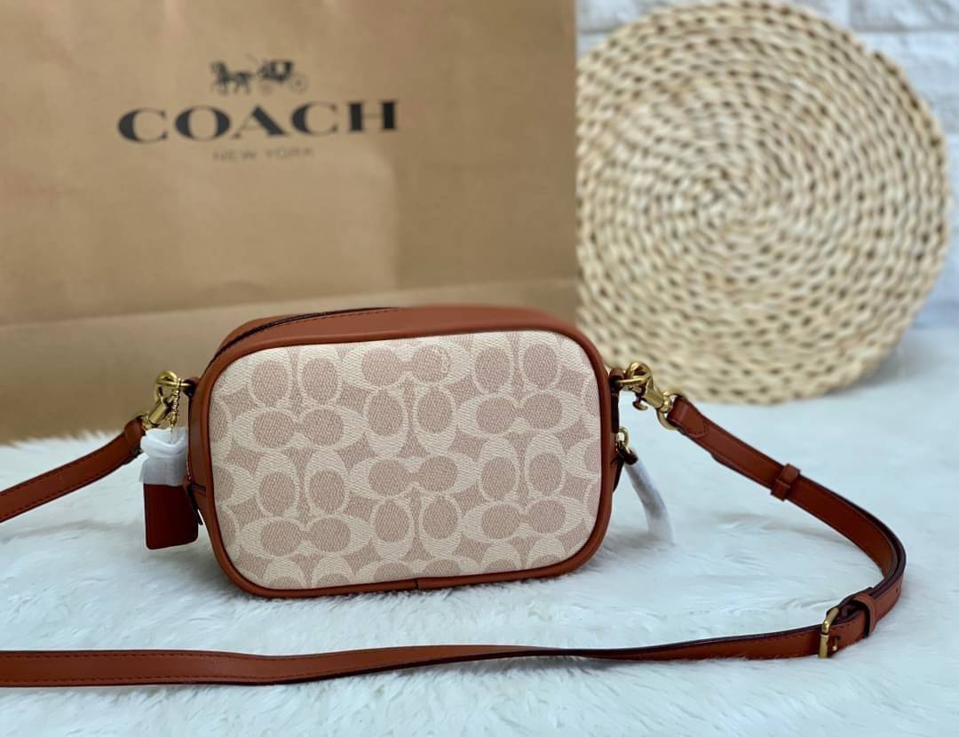 COACH Coated Canvas Signature Camera Bag 16 | Tan Rust (1025) เคลียร์สต๊อคมีไม่มากนะคะ! พร้อมส่งค่ะ! กระเป๋าทรงกล่อง pvc หนังนิ่มค่ะ เปิดปิดกระเป๋าแบบซิป ภายในสามารถใส่มือถือได้ทุกรุ่น;กระเป๋าเงินใบกลางได้;ของอื่นๆได้จุค่ะ;มีช่องซิปและช่องเล็กให้ใส่ของจุก