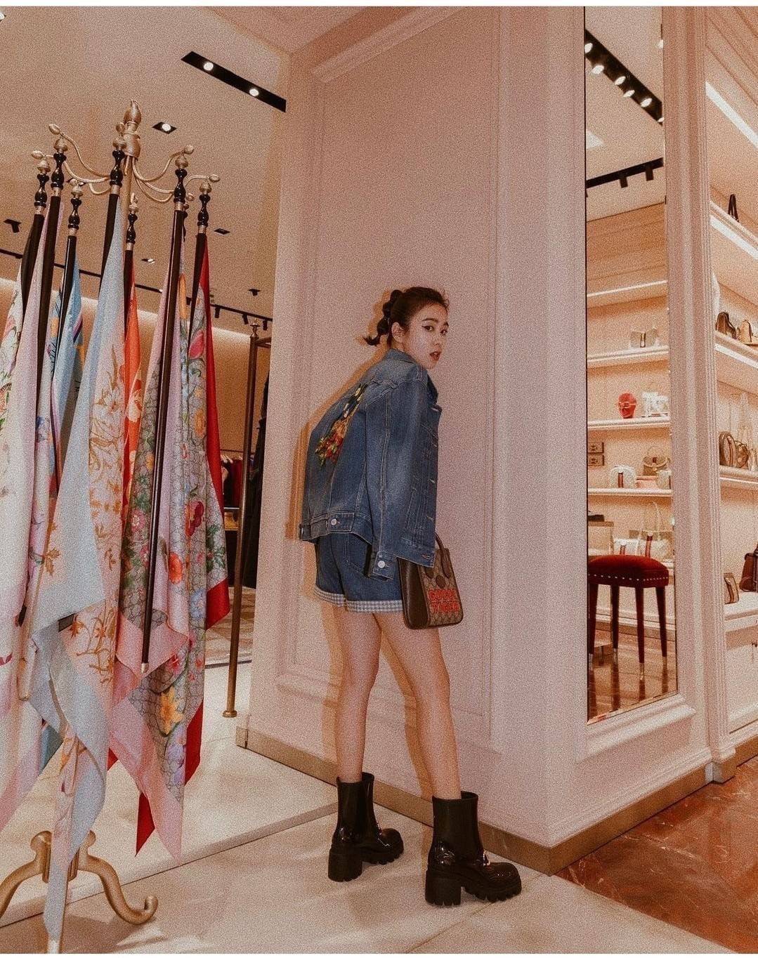 GUCCI Tiger GG mini tote bag ไซส์มินิ ร้อนแรงไฟลุก!! ต้อนรับปีเสืออย่างเป็นทางการ จัดให้แบบเลิศๆ กับกระเป๋าทรงโท้ท วีไอพีพรีเมี่ยมกิ๊ฟ ไซส์มินิ โดดเด่นด้วยฟอนท์ตัวใหญ่ สวยเอกลักษณ์ วัสดุหนังแคนวาสตัดขอบด้วยหนังแท้ ภายในเป็นช่องโล่ง ใส่ของจุกจิกได้ ใส่โทรศ