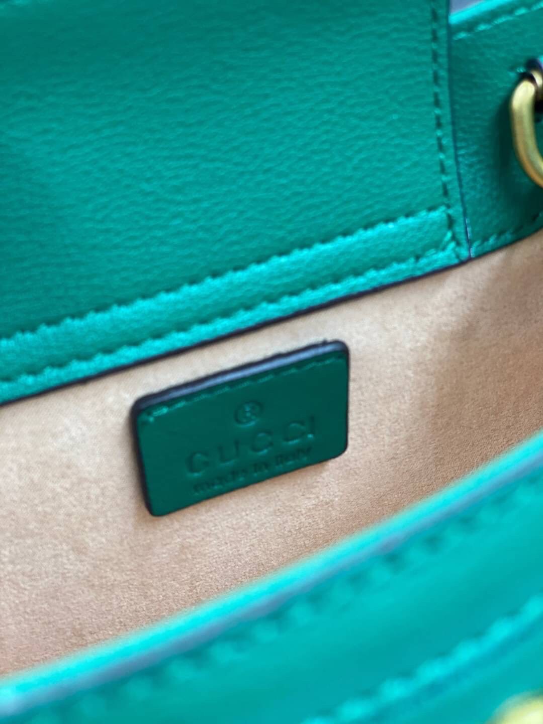 VIP GIFT 】หนังแท้ GUCCI Diana mini tote bag กระเป๋างานหูไม้ไผ่สุดคลาสสิก ดีไซน์มาใหม่พร้อมเข็ดขัดหนังสีสะท้อนแสงประดับตรงหูกระเป๋า ขนาดมินิกำลังน่ารักเลยค่ะ วัสดุหนังแท้ อะไหล่ทอง งานสวยตั้งอยู่ทรง มีสายสะพายยาว 1เส้น สามารถปรับระดับได้-ถอดได้ งานเก๋ไก๋ที