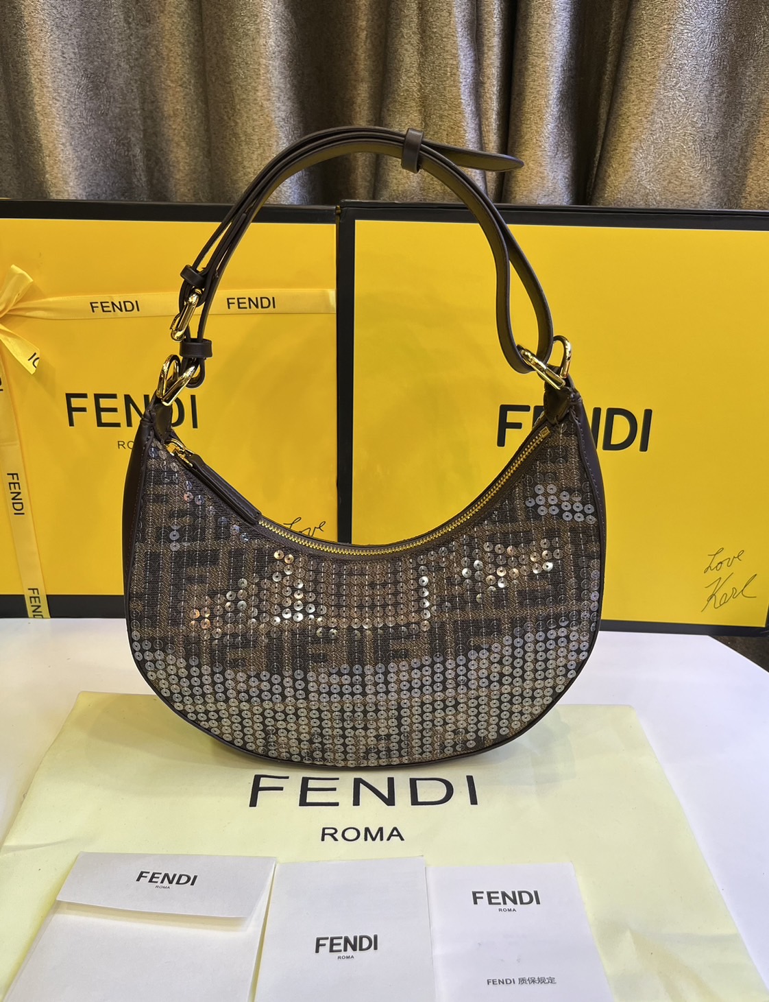 FENDI Fendigraphy Hobo Bag Brown fabric charm / Fendi hobo bag พร้อมส่ง กระเป๋าสะพายไหล่เฟนดิปักเลื่อมรุ่นใหม่ สวยหรู **สินค้าเกรดออริจินอล 1:1 สลับแท้