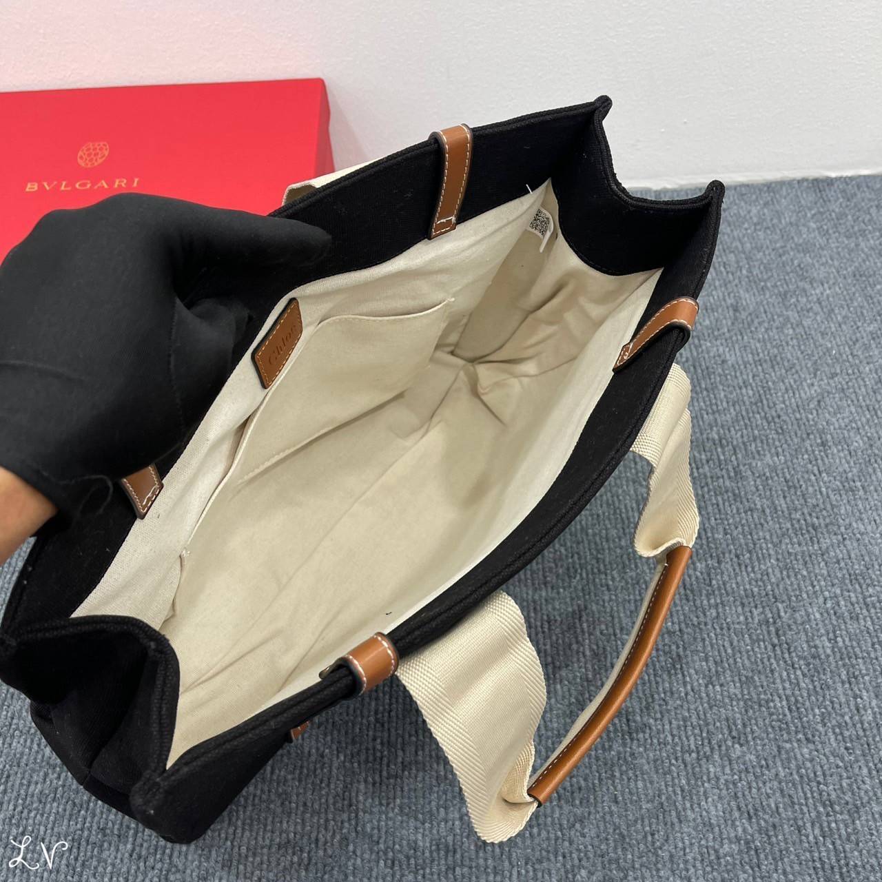 CHLOE Woody tote bag [small size] กระเป๋าทรงโท้ท จุของได้เยอะมาก แบรนด์ดังจากสัญชาติฝรั่งเศส เป็นที่ชื่นชอบของเซเลบริตี โคลเอ้รุ่นนี้เป็นสไตล์วินเทจ เรียบหรูและดูดี