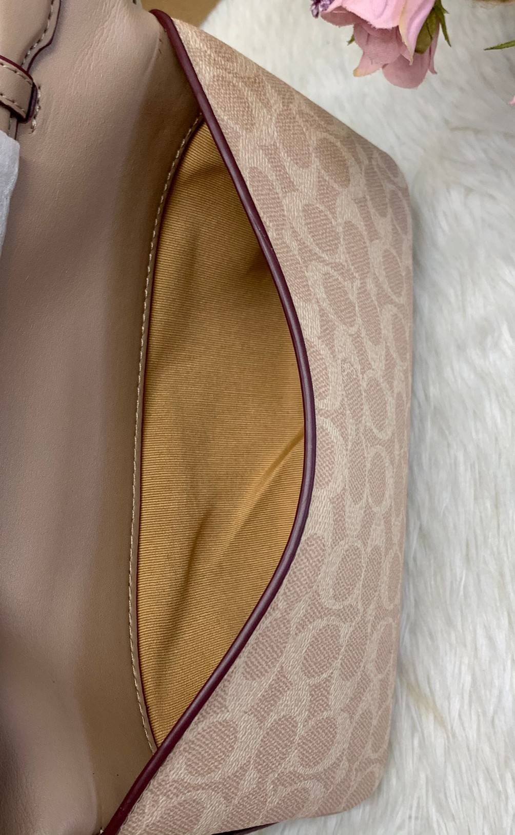 COACH CASSIE CROSSBODY BAG((68349//68348)) พร้อมส่งค่ะ! รุ่นฮิต กระเป๋าหิ้วได้//สะพายข้างหรือครอสบอดี้ร์ได้ หนังแท้นิ่มสวย เปิดปิดกระเป๋าแบบหมุนล็อค ภายในกระเป๋ามี3ช่องให้ใส่ของ แต่ล่ะช่องกว้าง สามารถใส่กระเป๋าเงินใบยาวได้;ของอื่นๆได้จุทีเดียวค่ะ ;มีช่องซ