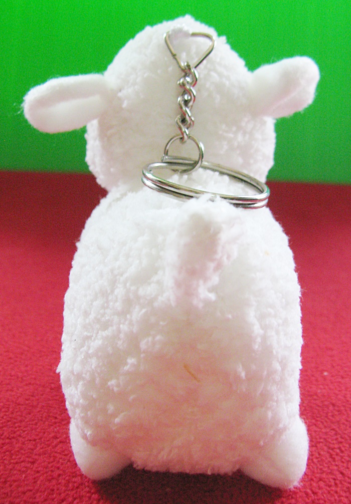 สินค้าหมดค่ะ พวงกุญแจตุ๊กตาแกะสีขาว โบว์ลายน้ำตาล-ขาว จากสวนผึ้ง จ.ราชบุรี ค่ะ