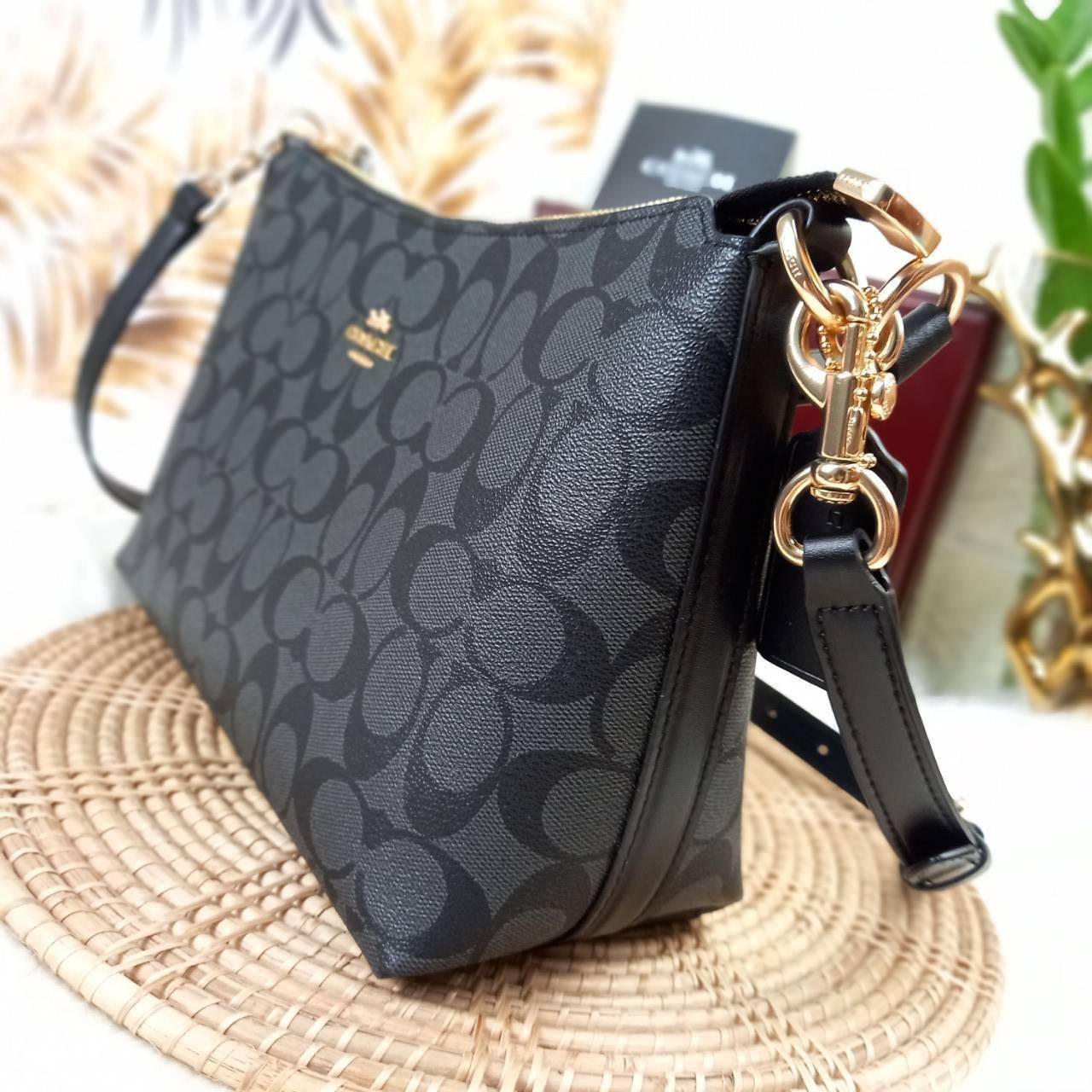 COACH LEWIS SHOULDER BAG IN SIGNATURE CANVAS (COACH F85696)🌺พอชใบใหญ่ ใส่ของได้จุใจ มีสายให้ 2 สาย อะไหล่สีทอง หรูหรา คลาสสิค สายยาวถอดได้ ปรับได้ ช่องด้านใน กว้างมากๆ ใช้ได้ทุกโอกาสจริงๆ แนะนำ ไม่ควรพลาดจ้า