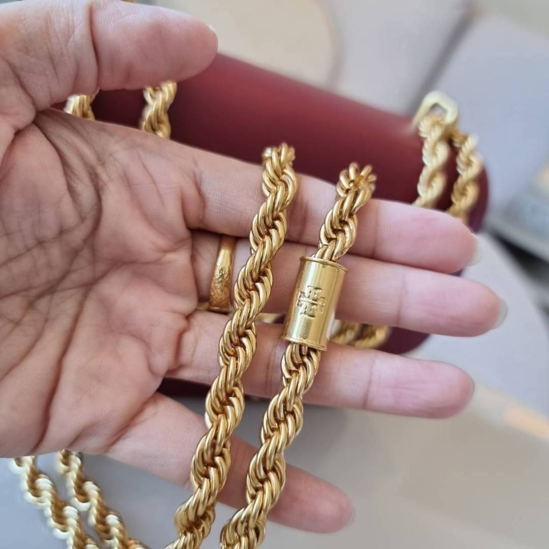 TORY BURCH ELEANOR SMALL CONVERTIBLE SHOULDER BAG ฮอตไอเท็ม รุ่นนี้ขายดีขายหมด สวยหรู คุณหนู ผู้ดี!! หายากมากแล้วน้า กระเป๋าสะพายข้าง ดีไซน์อยู่ทรง ขนาดกำลังสะดวกใช้สำหรับสาว วัสดุหนังแท้เต็มใบ สีทูโทน เปิด-ปิดด้วยแถบแม่เหล็ก ภายในแบ่งสัดส่วนได้เป็นอย่างด